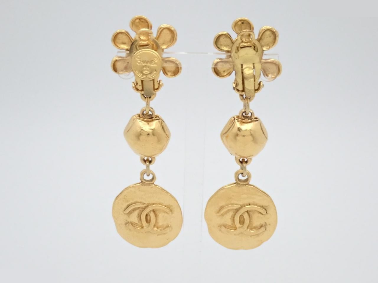 Earrings with Coco Mark design, gold. — view 2