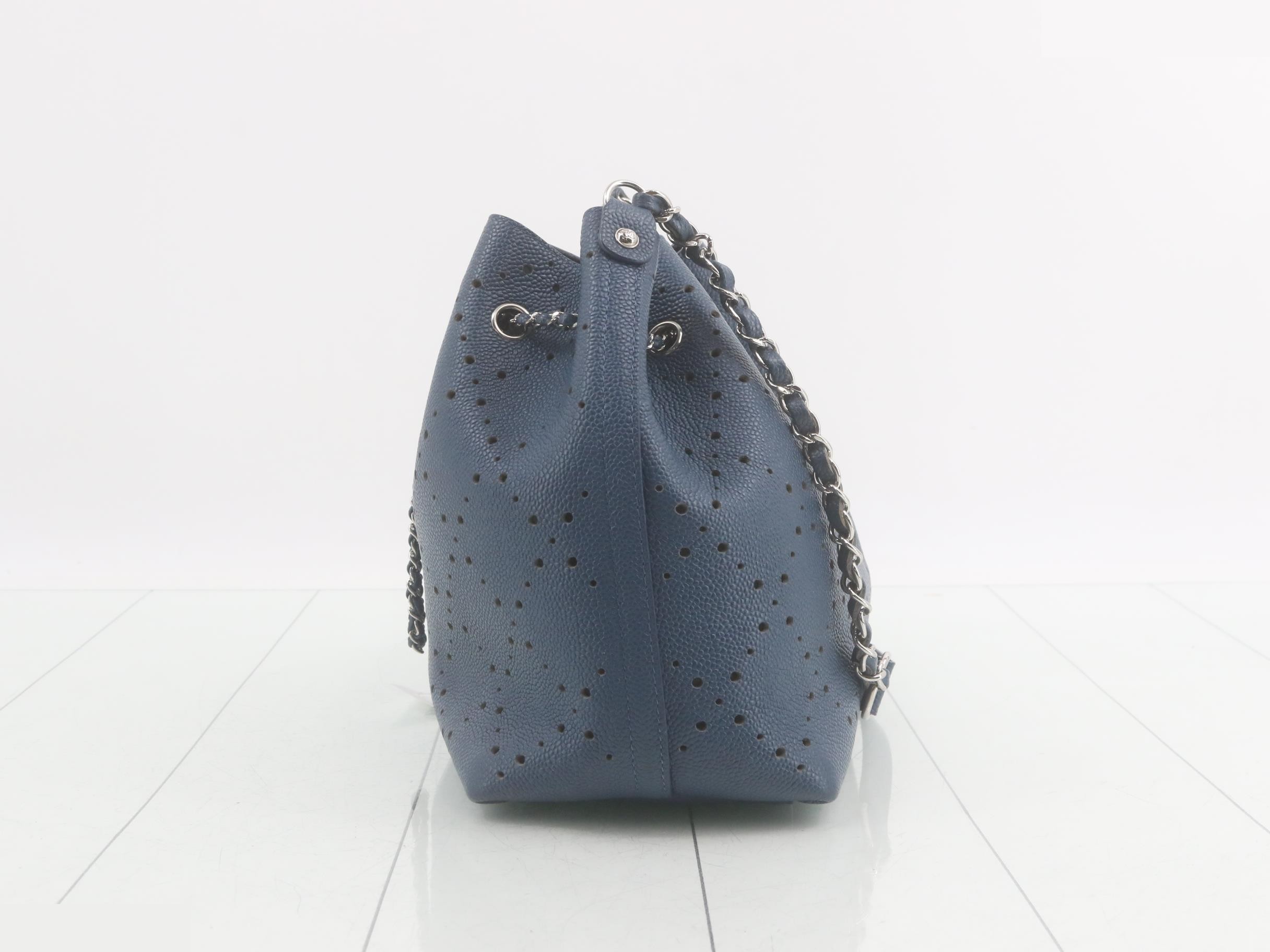 Caviar leather (bag), drawstring shoulder bag with pouch, item number 23. — view 3
