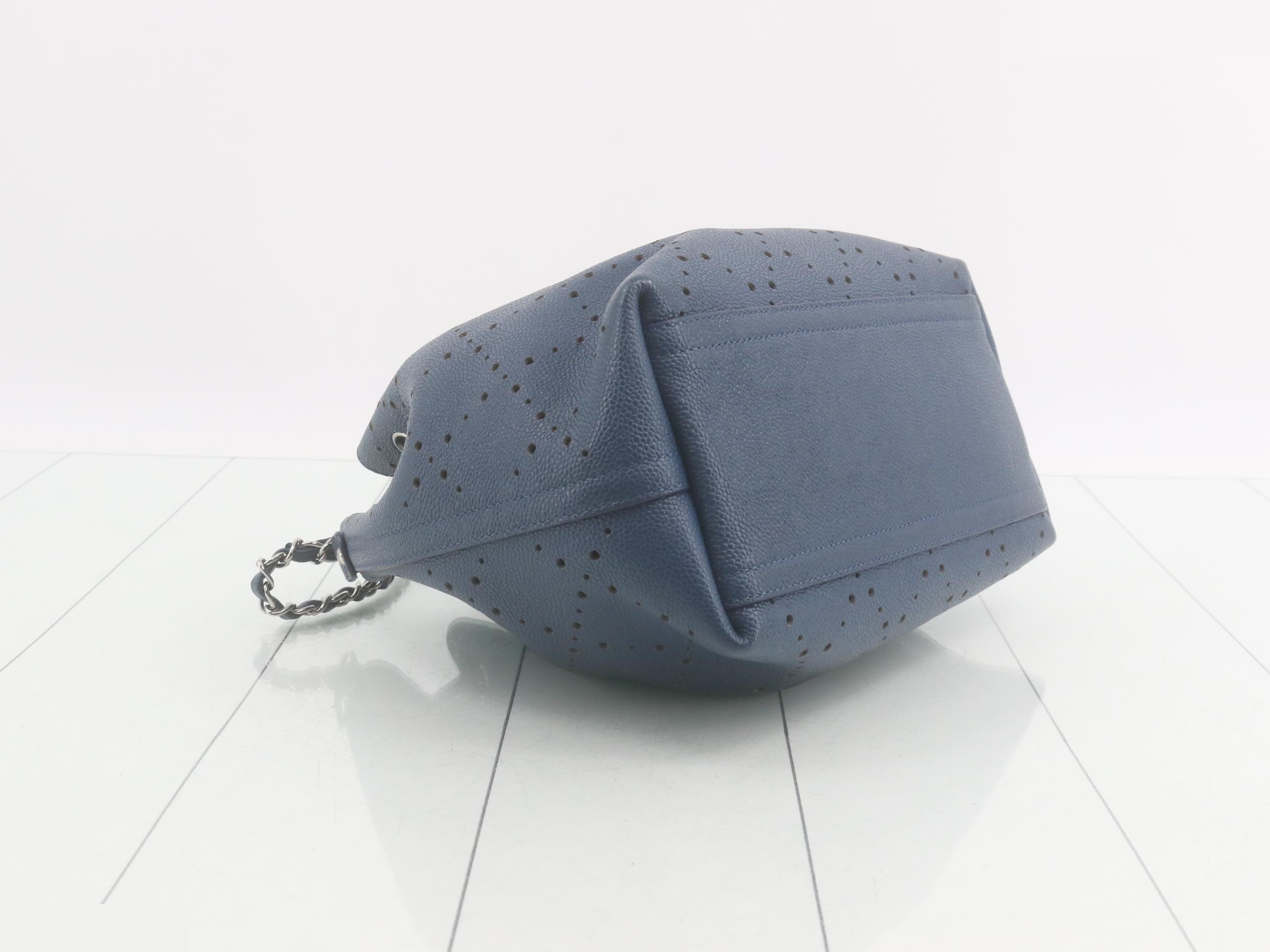 Caviar leather (bag), drawstring shoulder bag with pouch, item number 23. — view 5