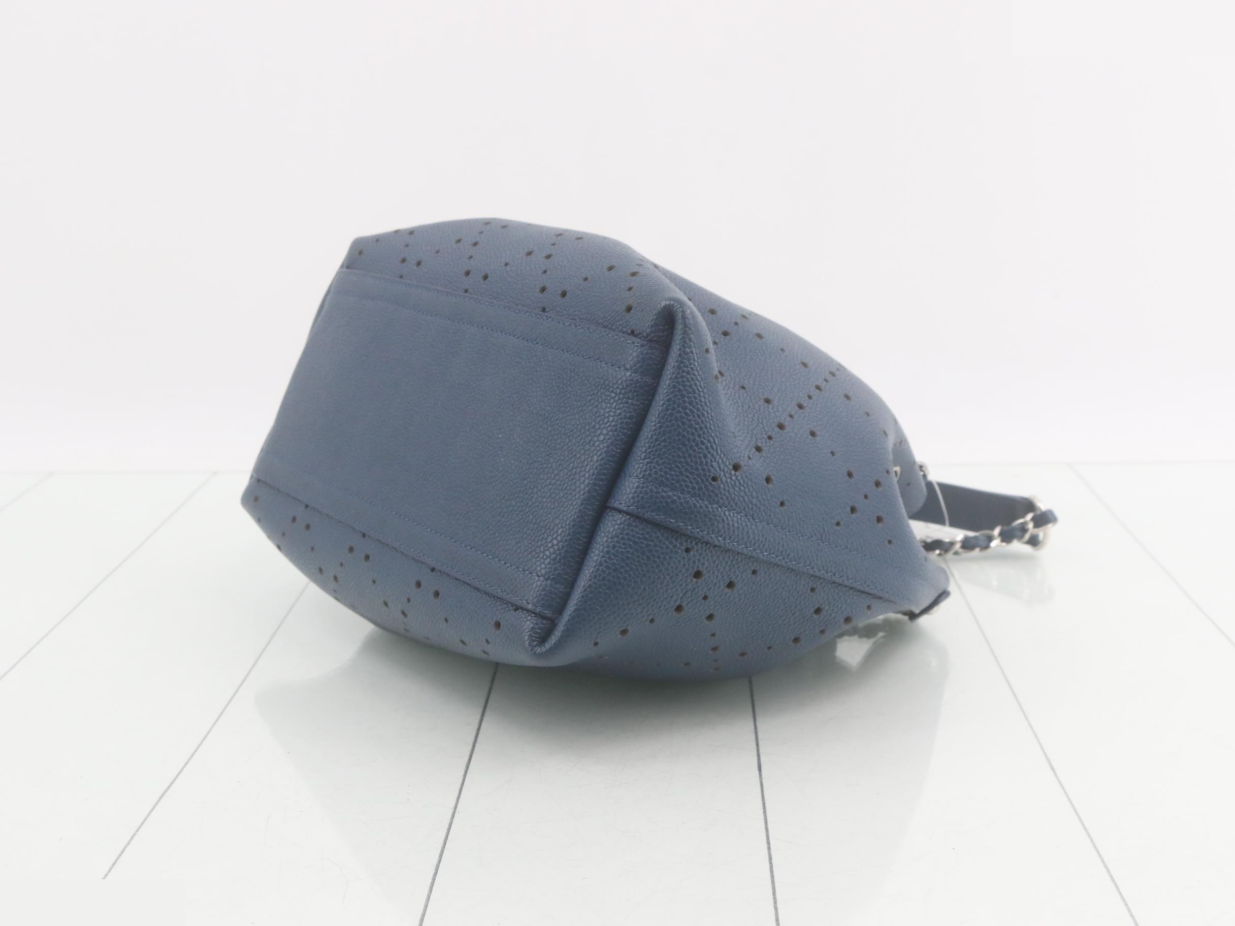Caviar leather (bag), drawstring shoulder bag with pouch, item number 23. — view 6