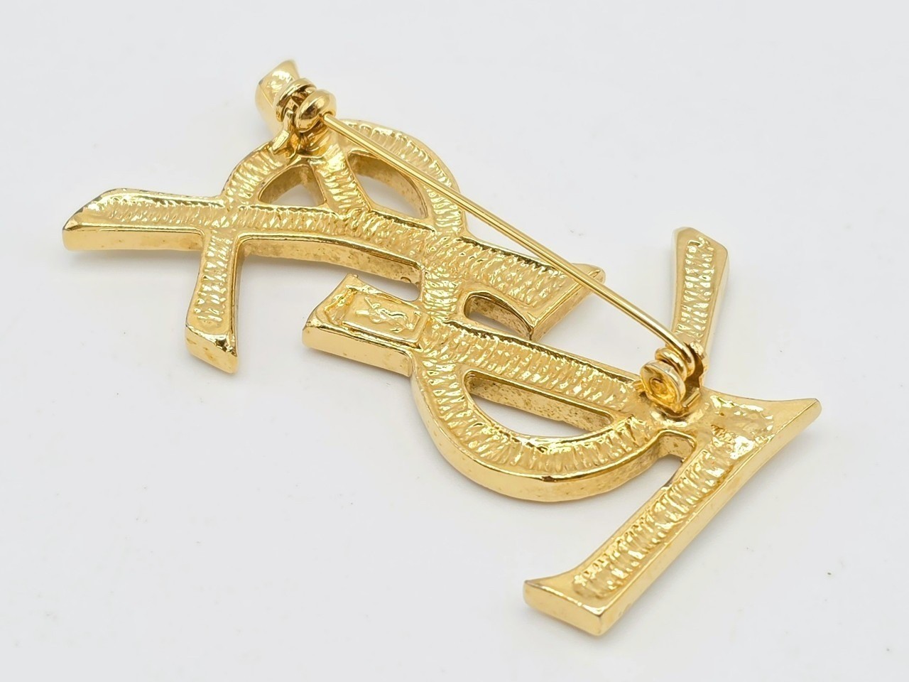 brooch — view 3