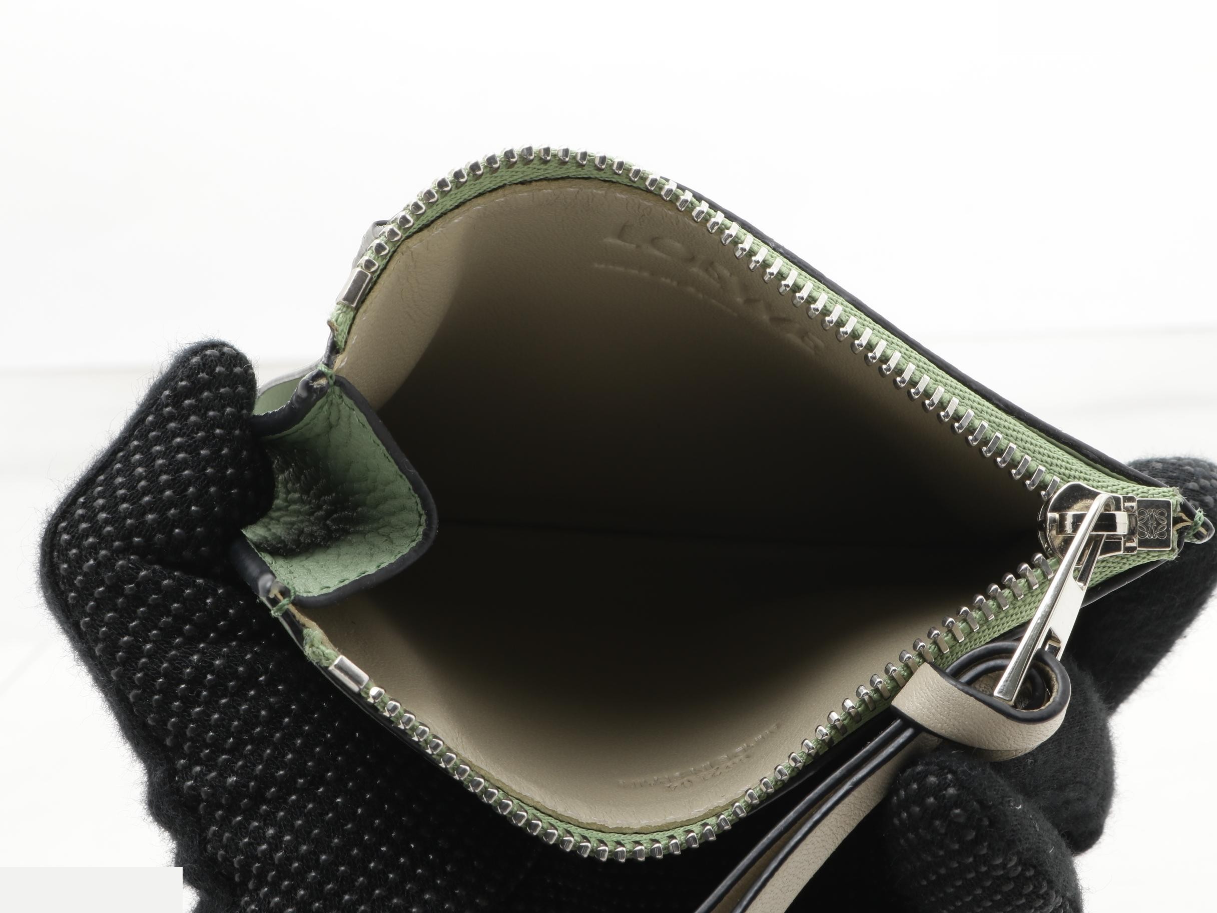 Coin case Anagram — view 4