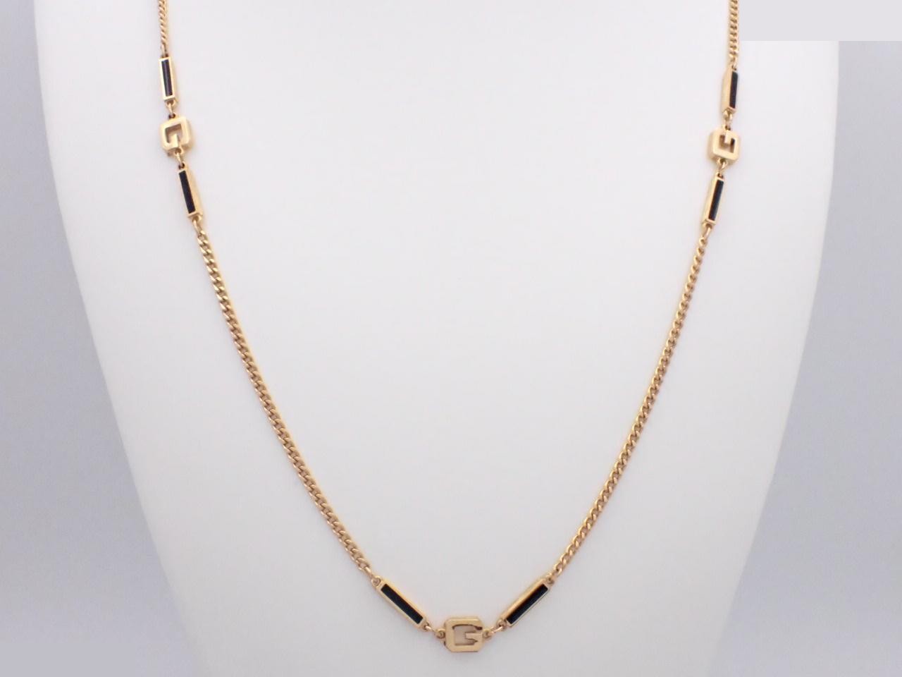 Other lines: Precious metal necklaces and pendants, total length approximately 75 cm.