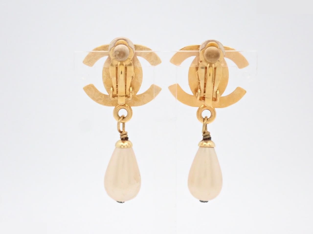 Turnlock Pearl Swing Earrings 96P — view 2