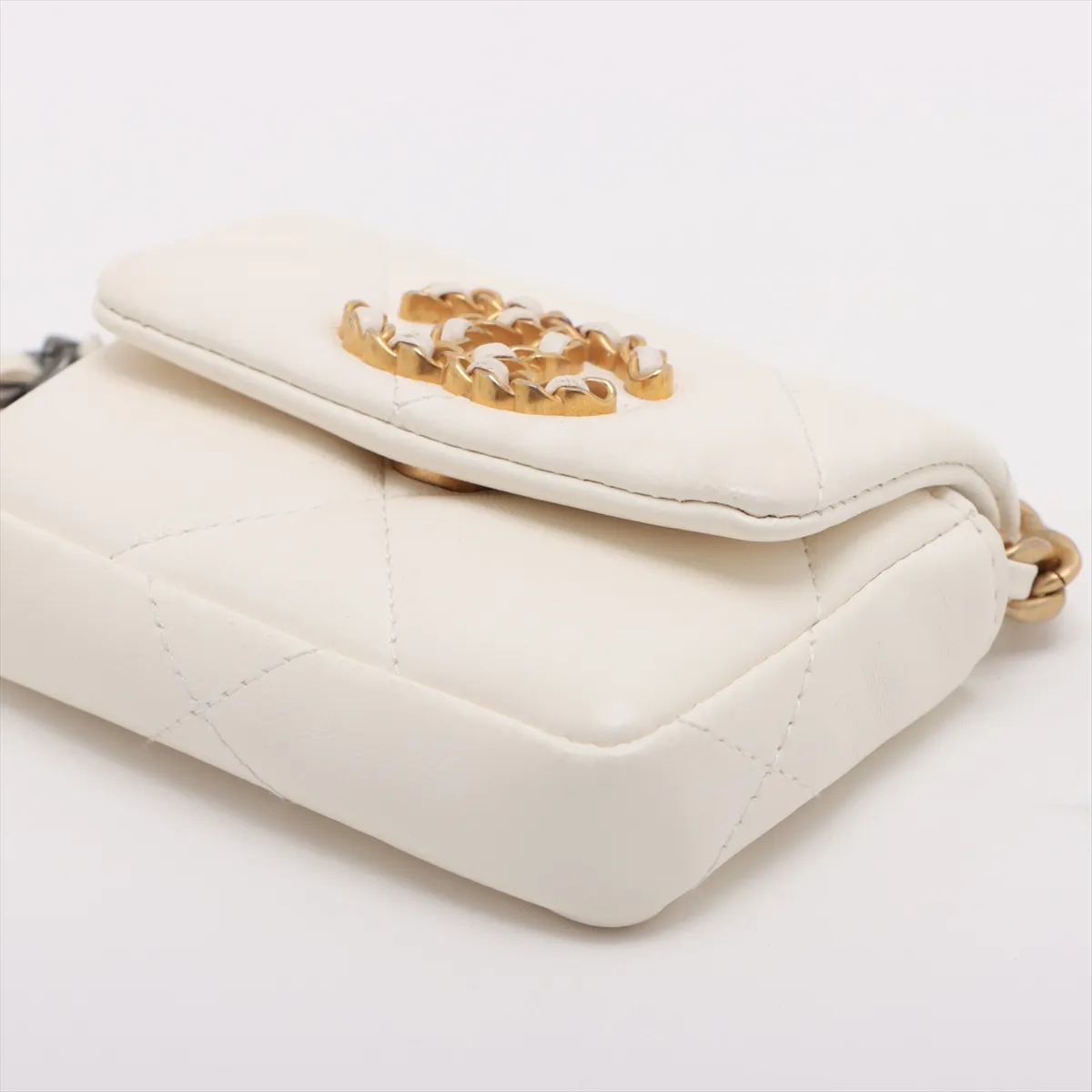 19 Lambskin Chain Shoulder Bag White Gold x Silver Hardware 31843155 31s — view 3