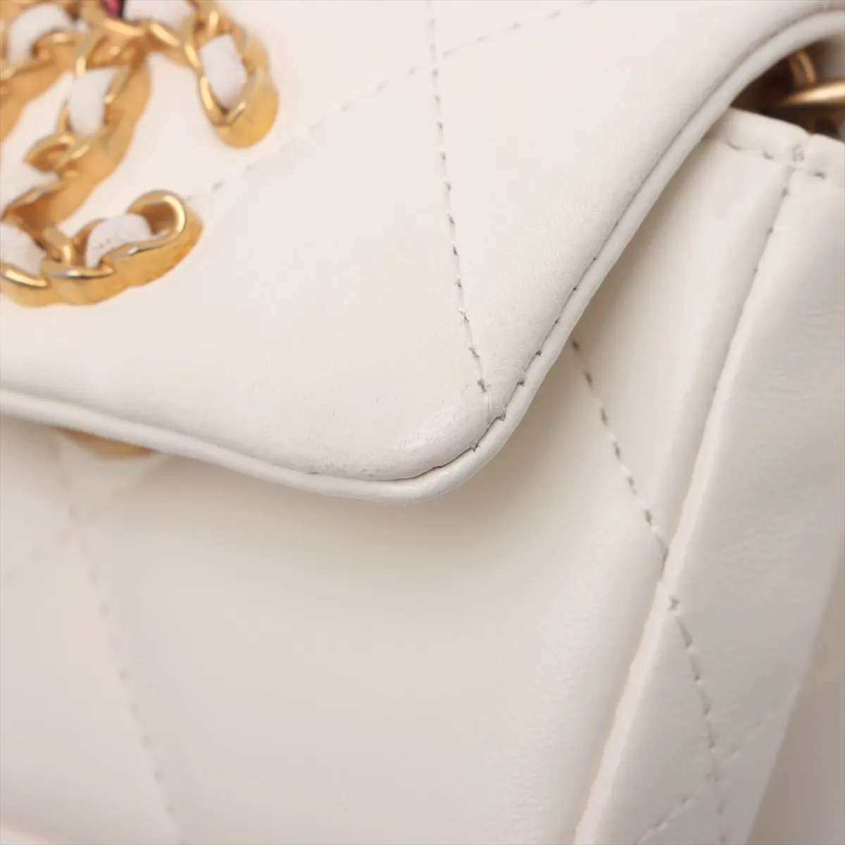 19 Lambskin Chain Shoulder Bag White Gold x Silver Hardware 31843155 31s — view 8