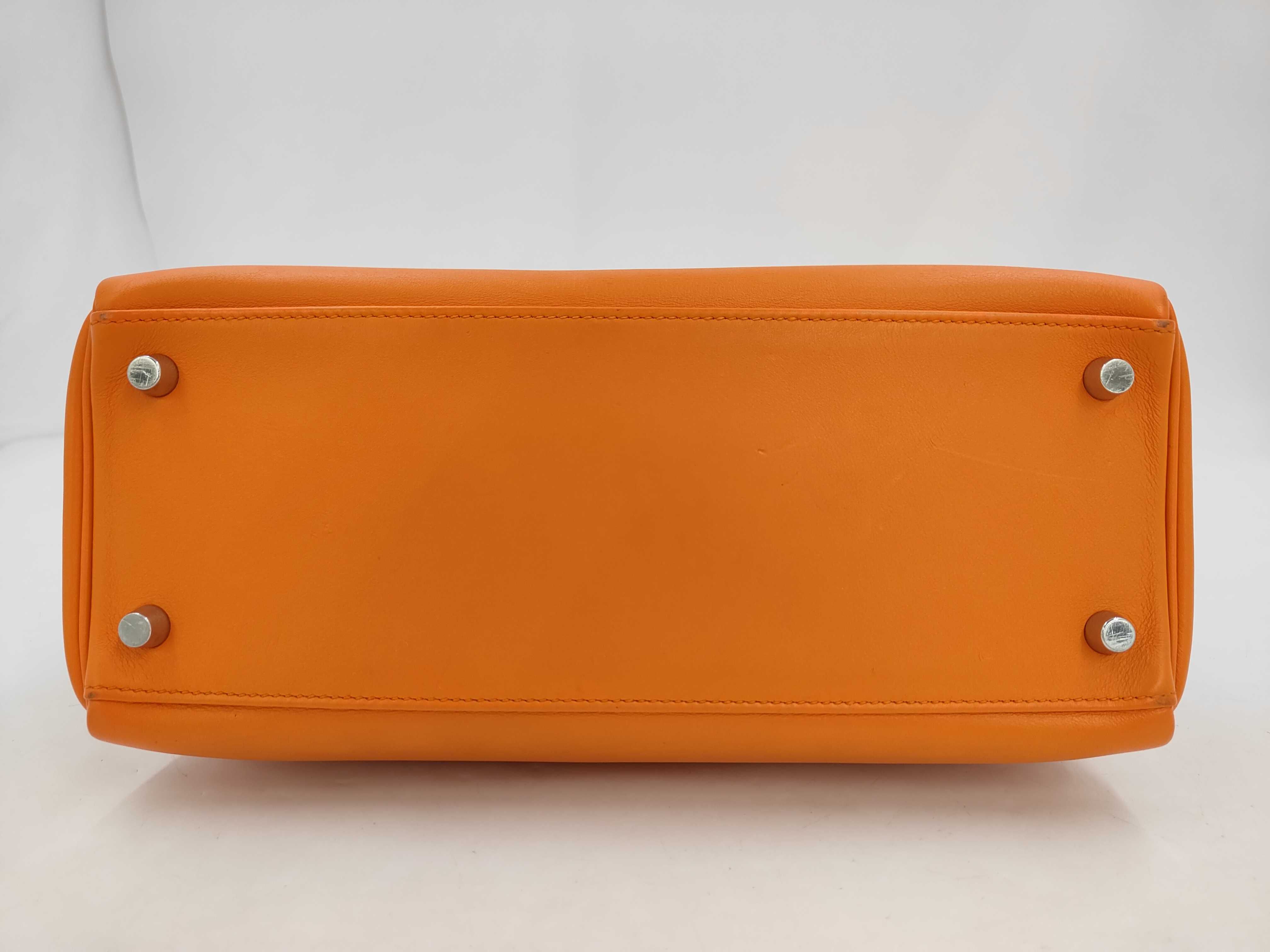 Kelly 28 K stamp Swift leather orange handbag — view 3