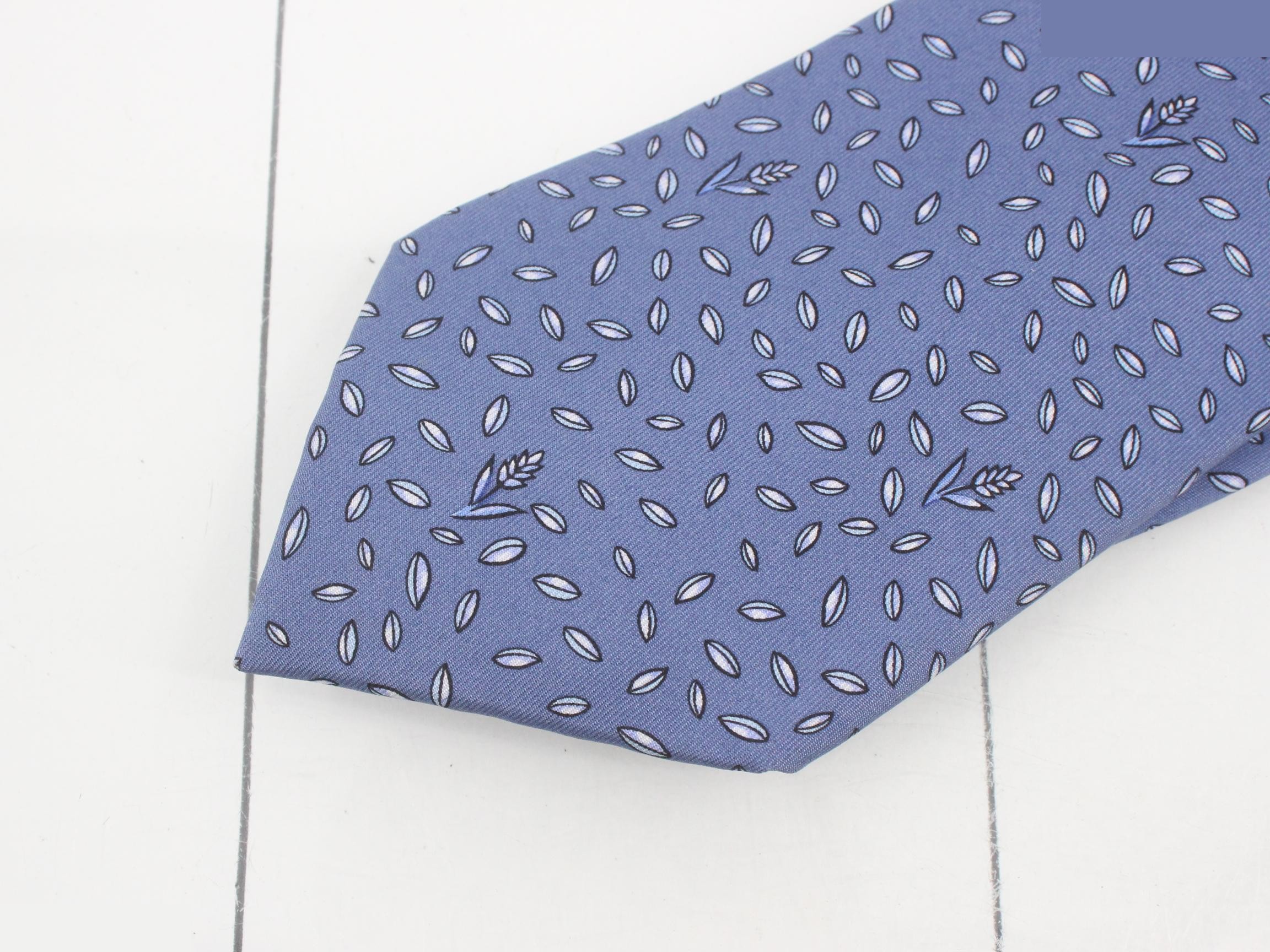 tie — view 3