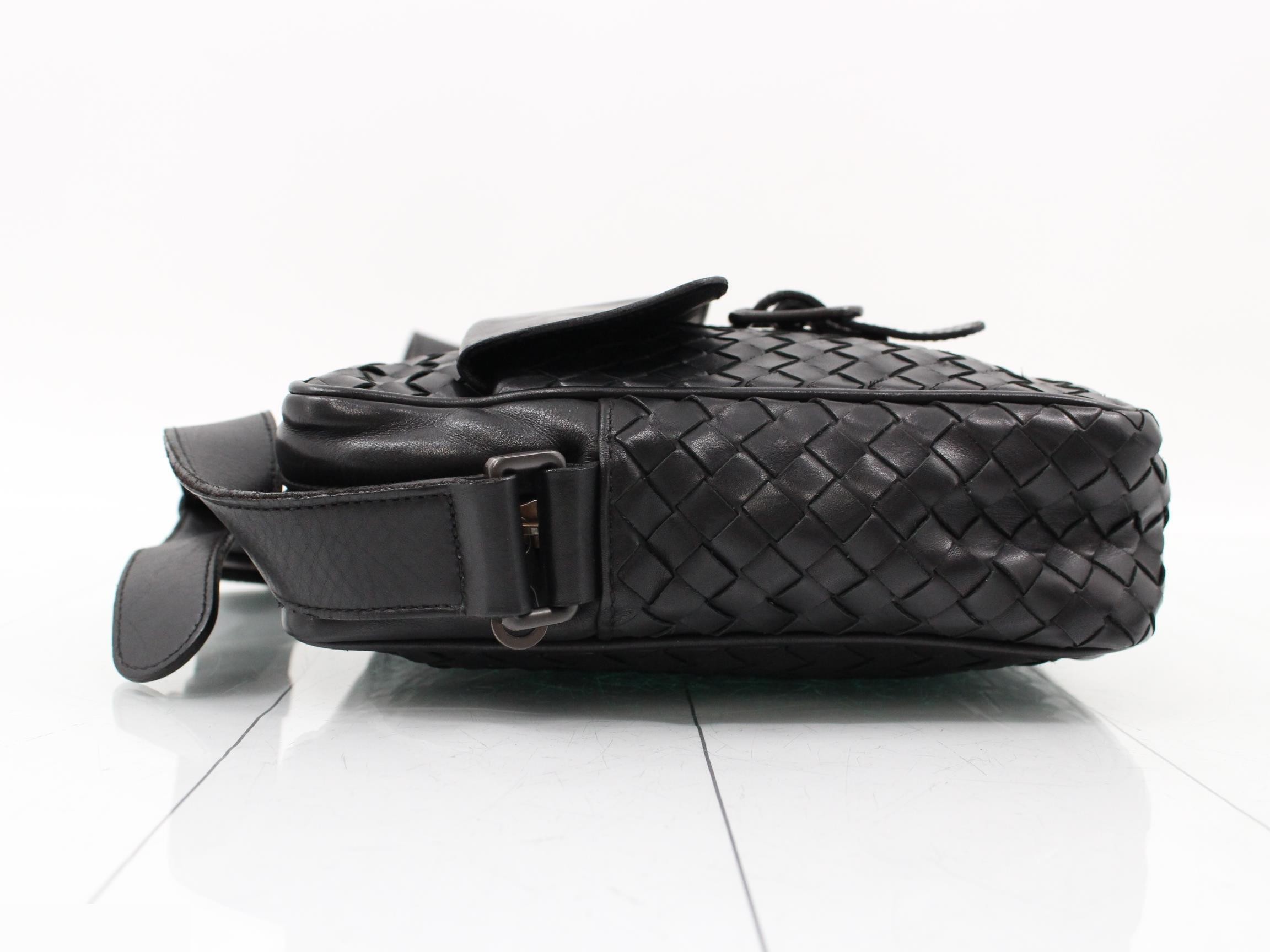 Intrecciato leather shoulder bag black — view 4