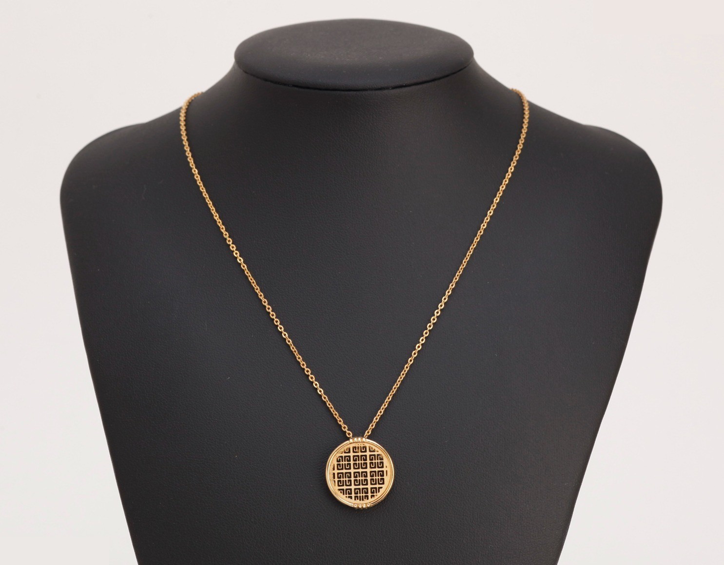 Other lines: Precious metals, necklaces, pendants, chains approximately 40cm long. — view 2