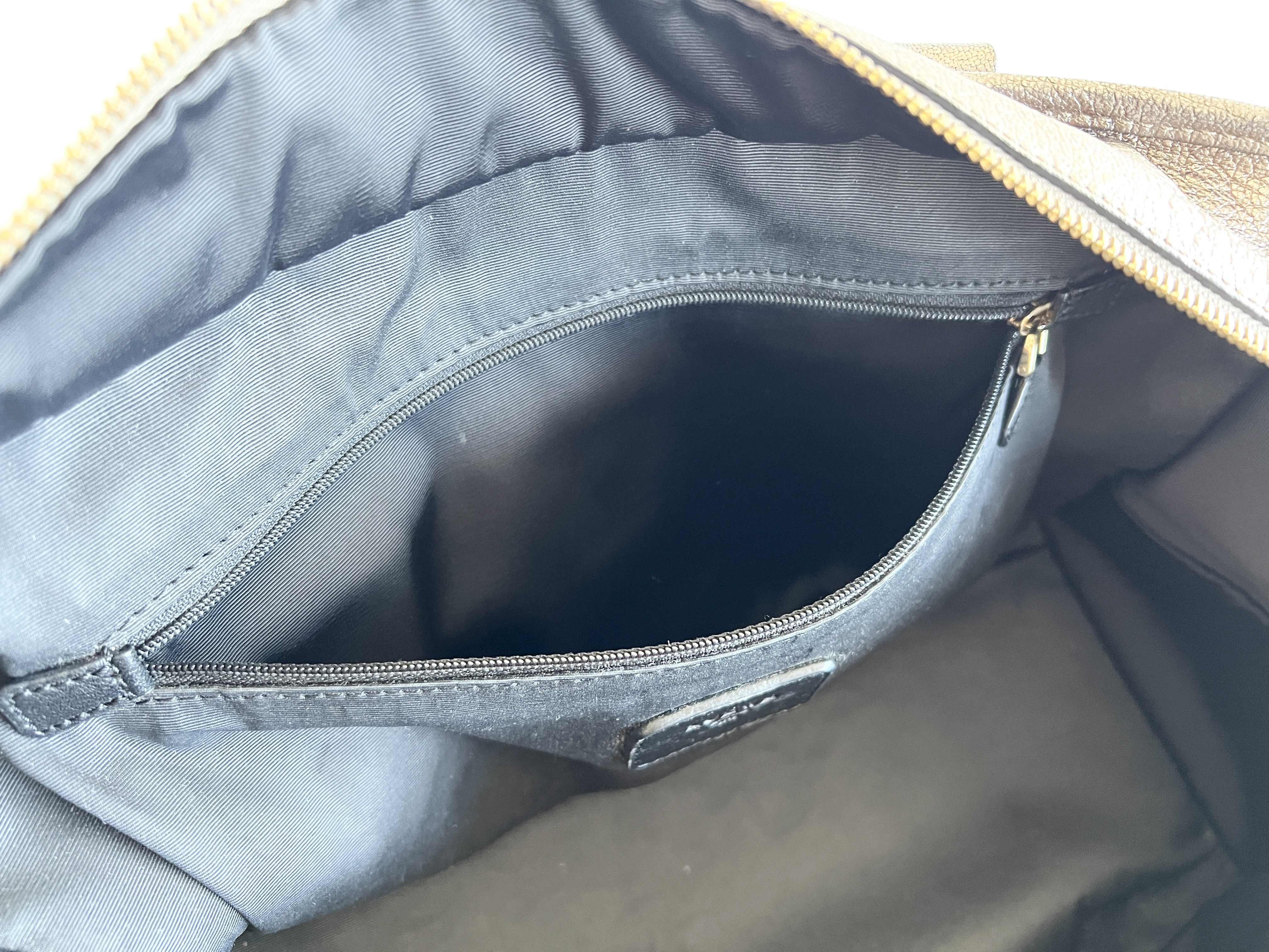 Amazona 28 Anagram Logo Leather Boston Bag Handbag — view 11