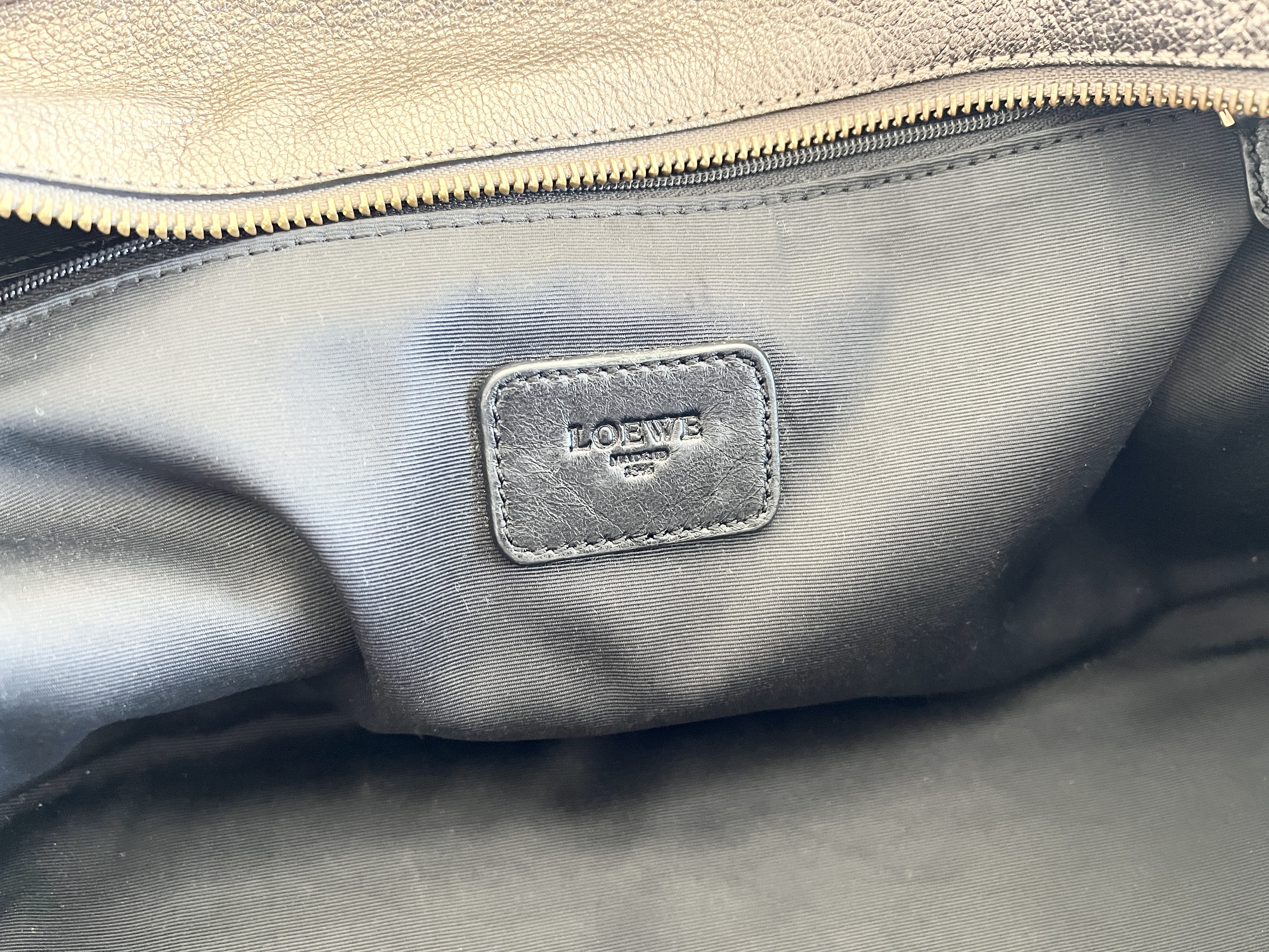 Amazona 28 Anagram Logo Leather Boston Bag Handbag — view 10