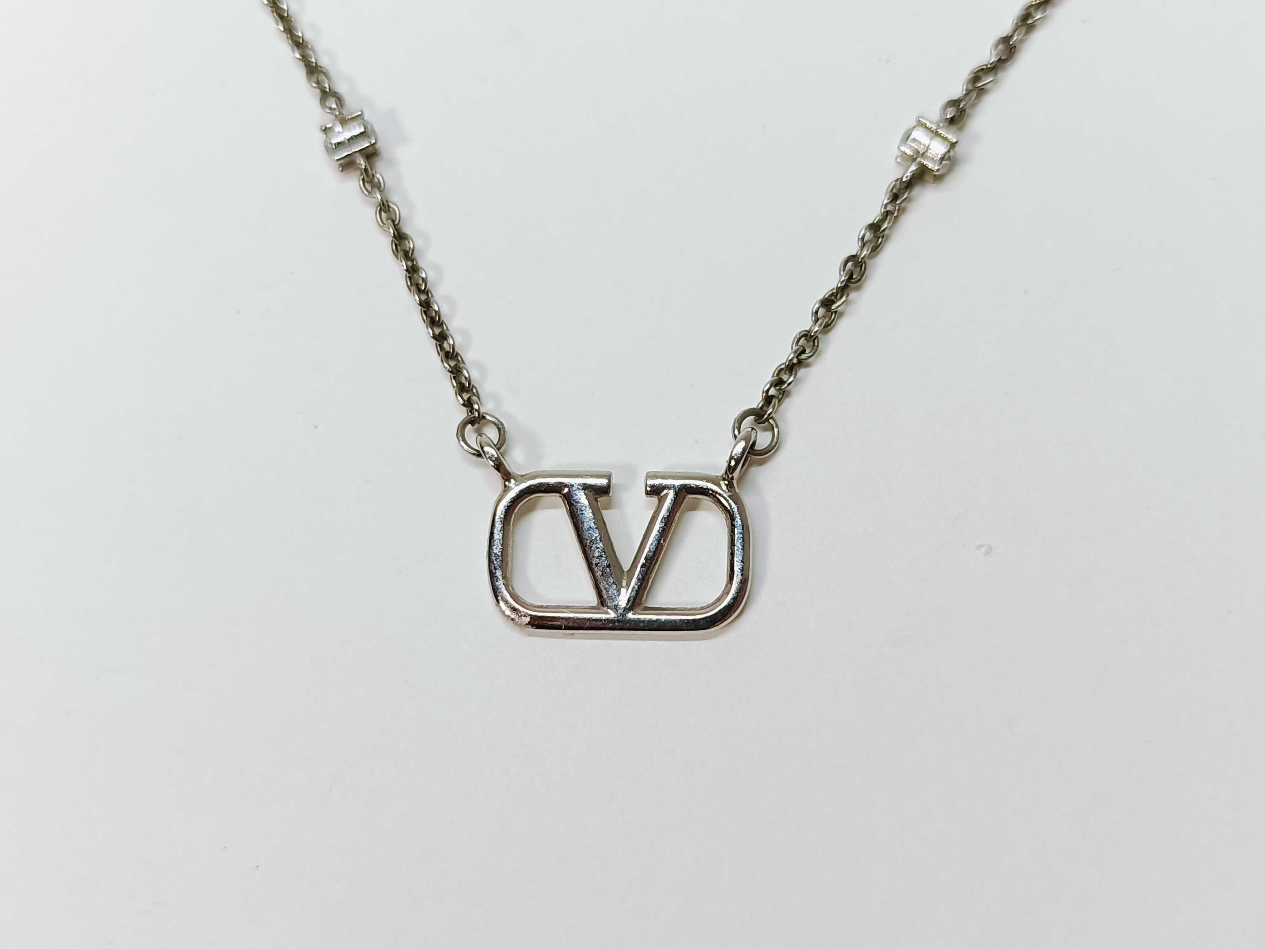 V logo necklace, with box. — view 2