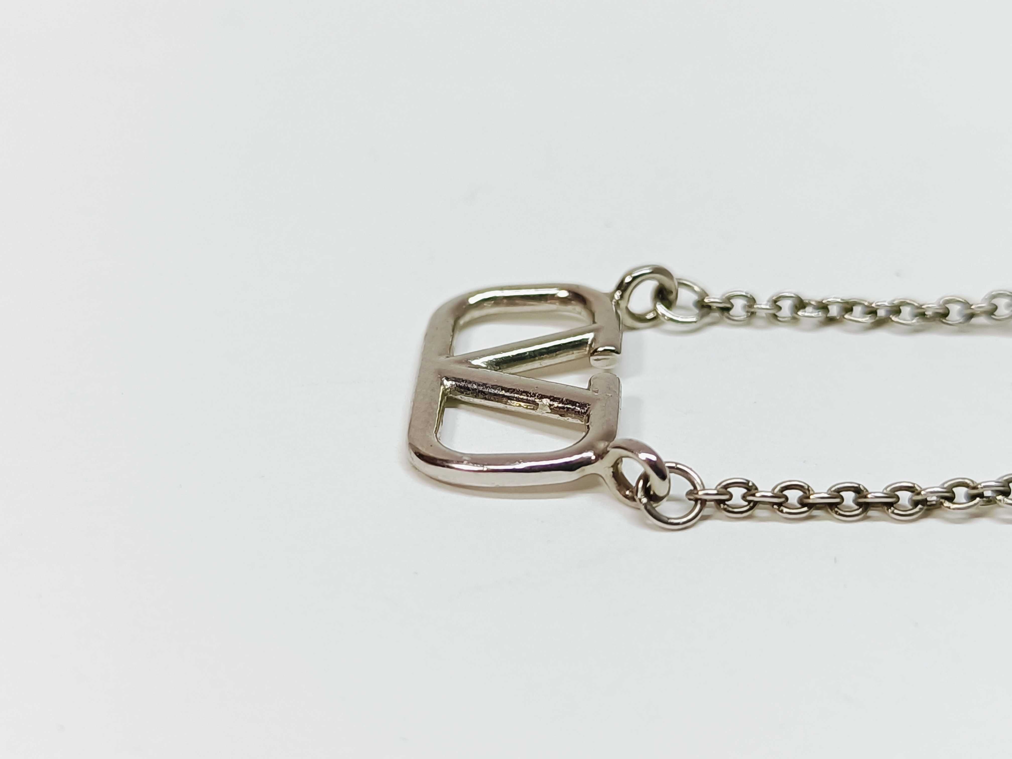 V logo necklace, with box. — view 3