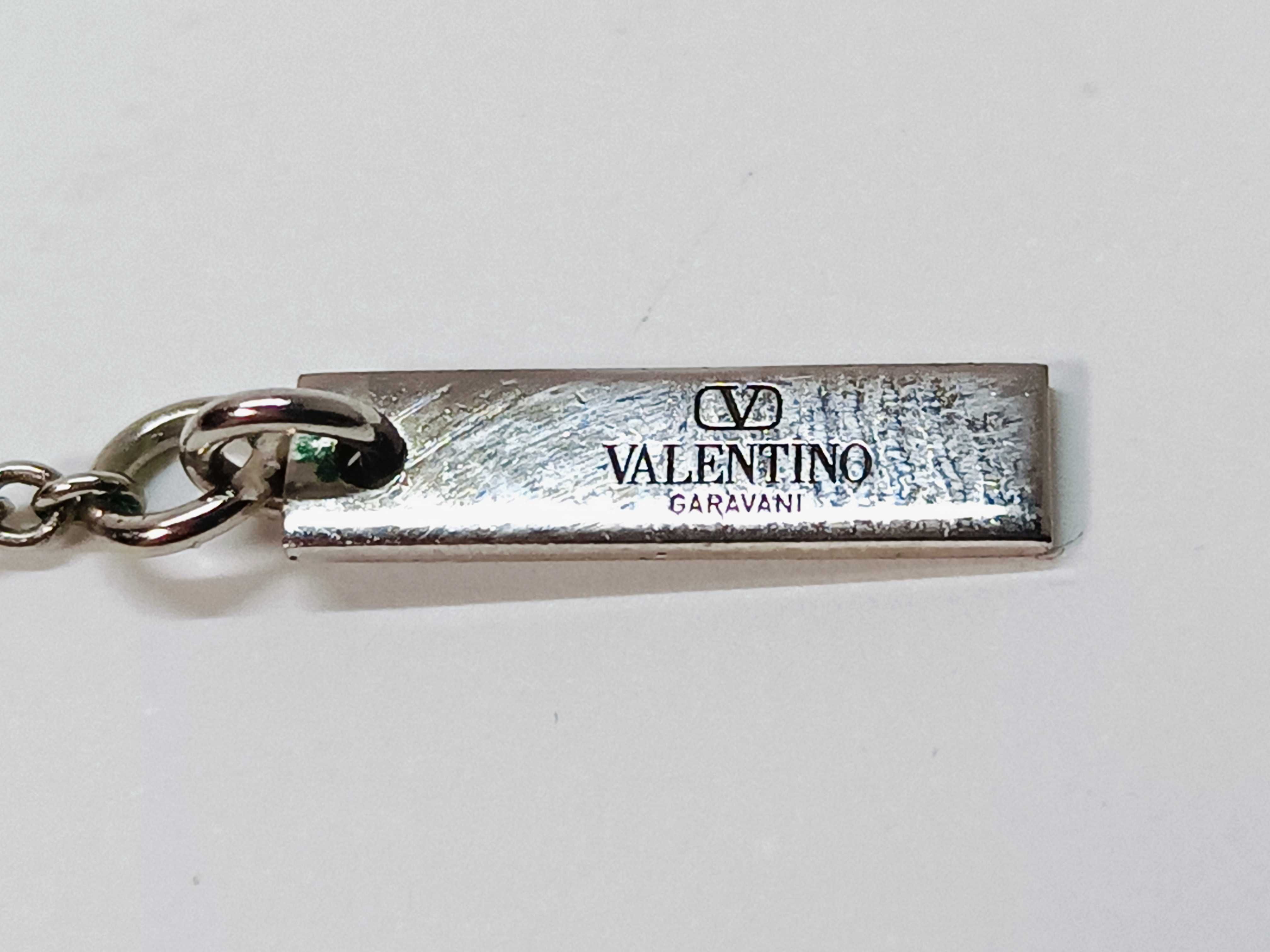 V logo necklace, with box. — view 5