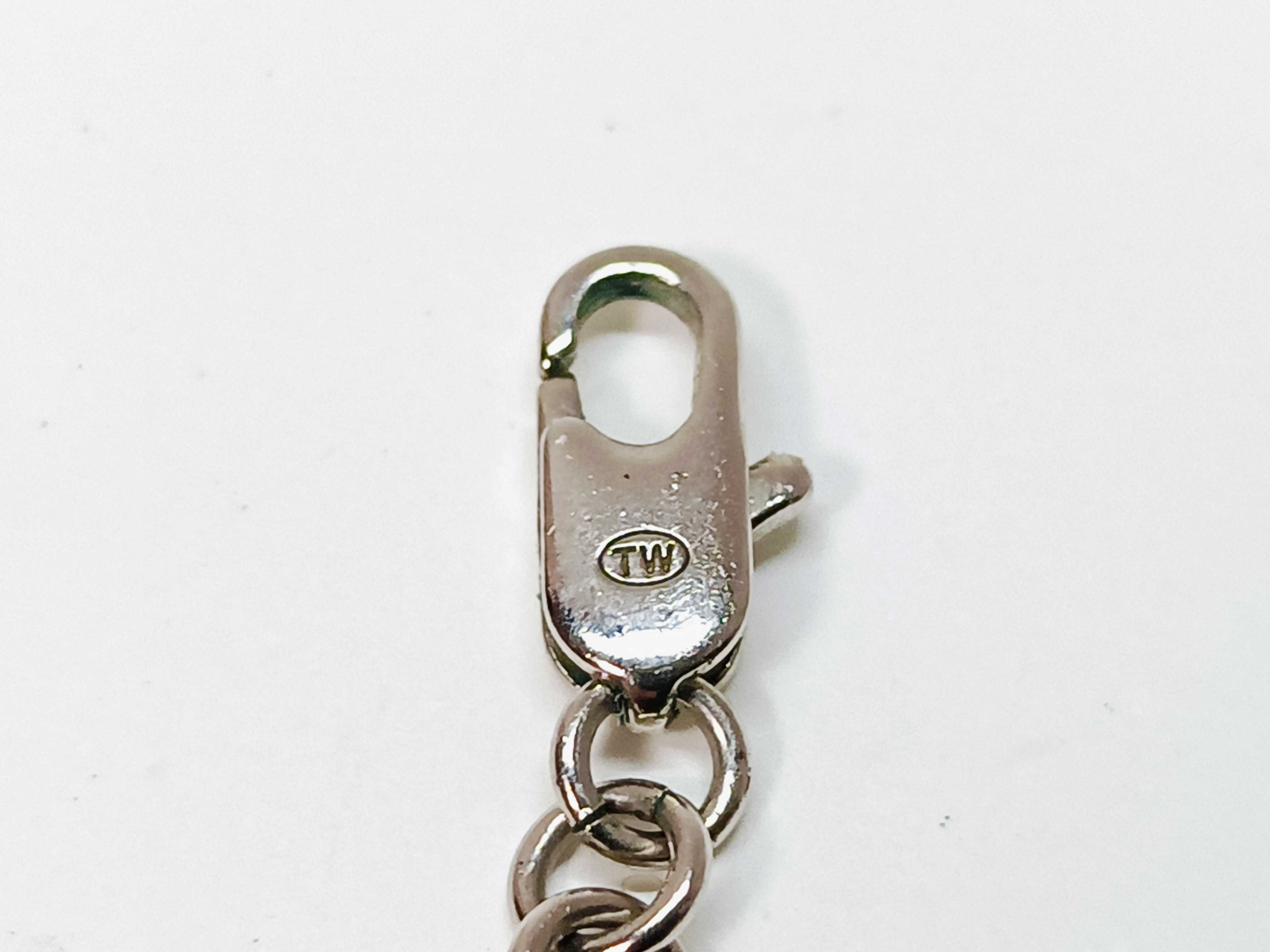 V logo necklace, with box. — view 7