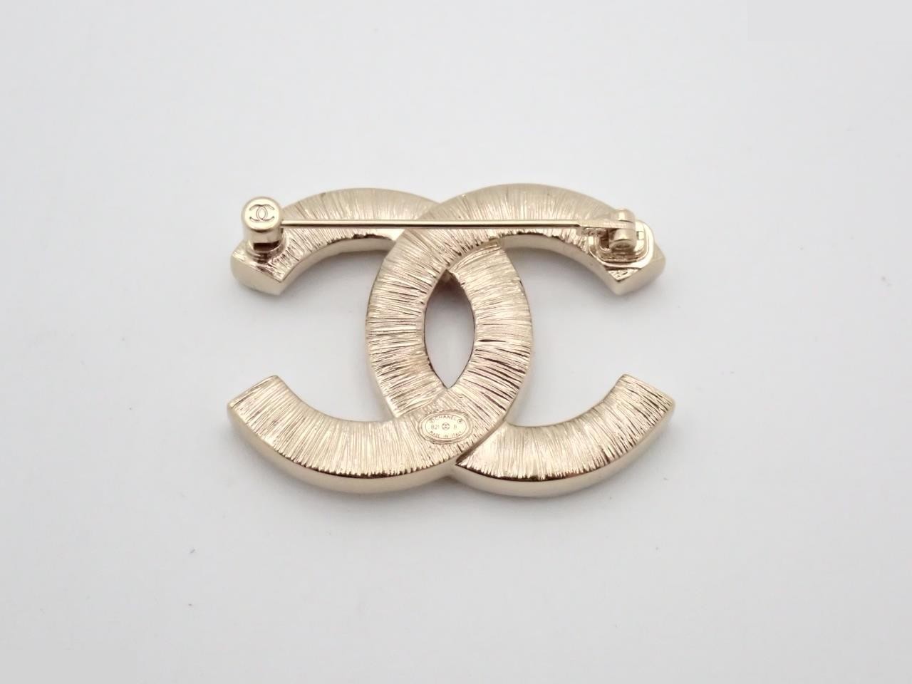 Brooch here mark — view 2