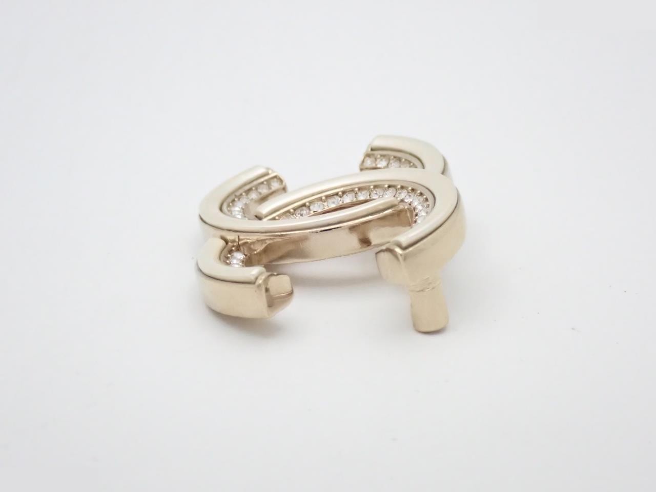 Brooch here mark — view 3