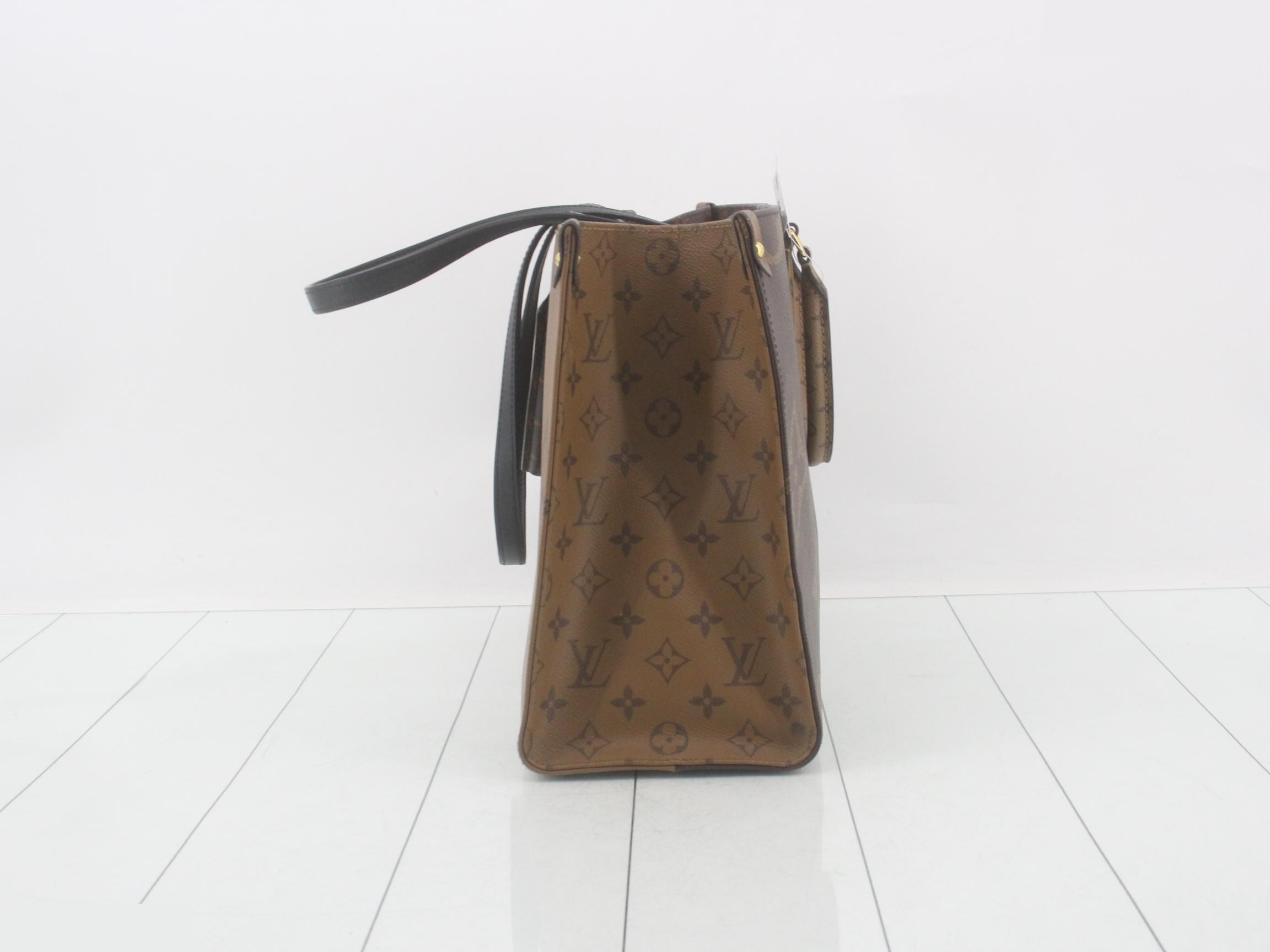 Monogram Giant Reverse OnTheGo MM 2-Way Tote Bag — view 4