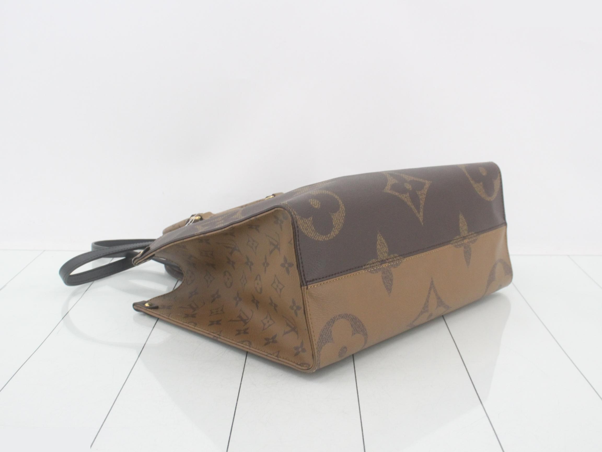 Monogram Giant Reverse OnTheGo MM 2-Way Tote Bag — view 5