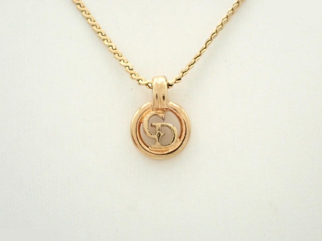 Other lines: Precious metals, necklaces, pendants, chains approximately 45cm long.