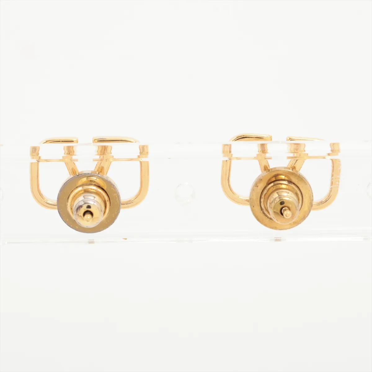 V logo earrings (for both ears), GP gold. — view 2