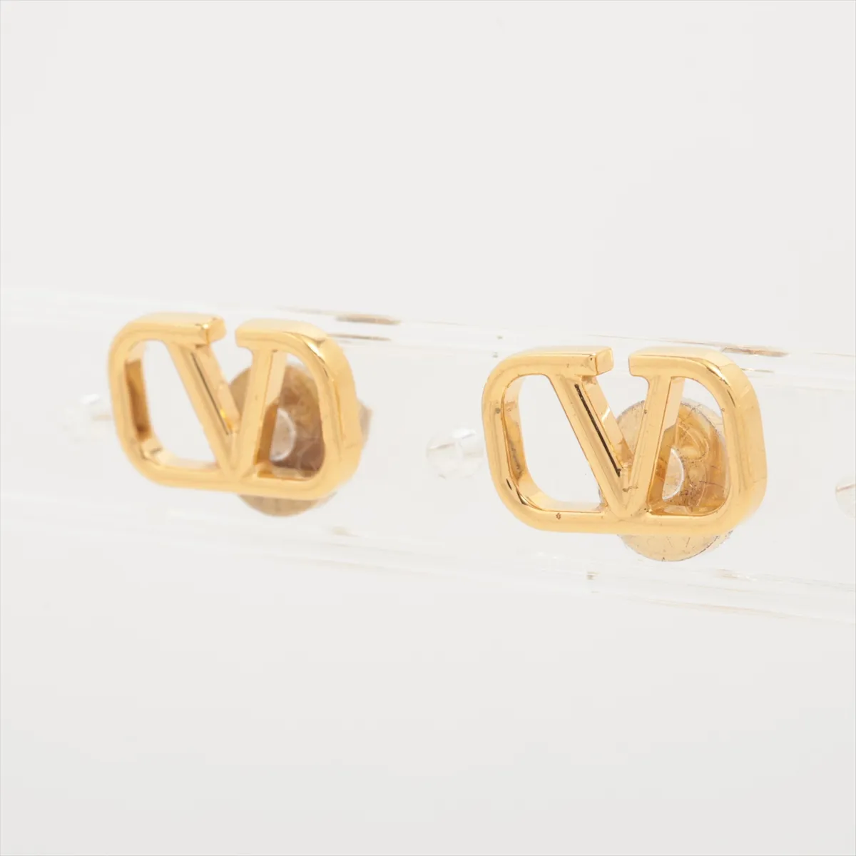 V logo earrings (for both ears), GP gold. — view 3