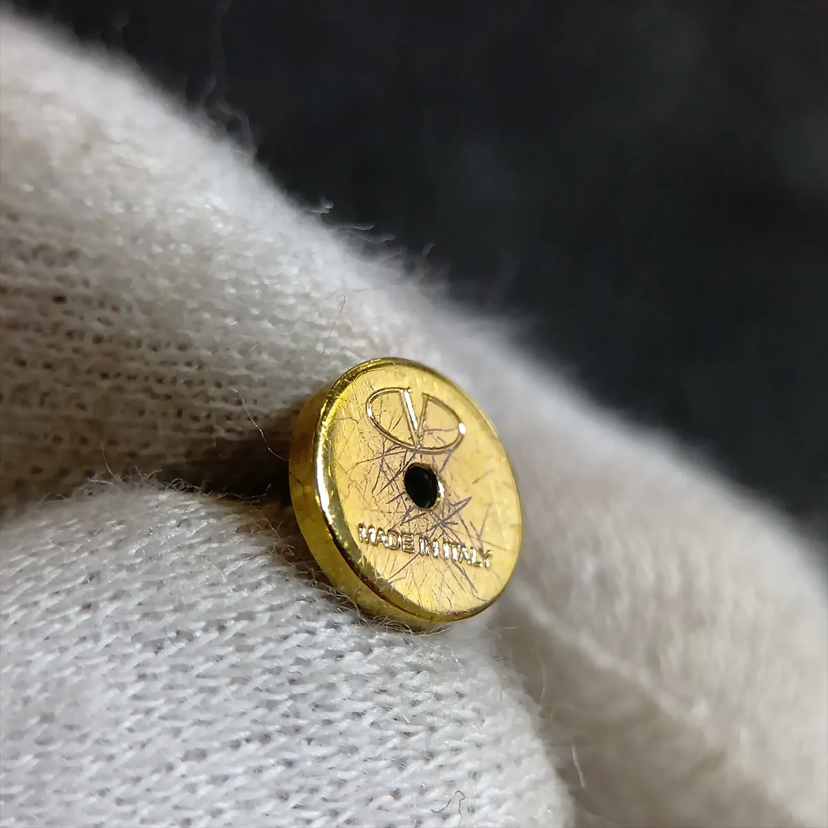 V logo earrings (for both ears), GP gold. — view 6