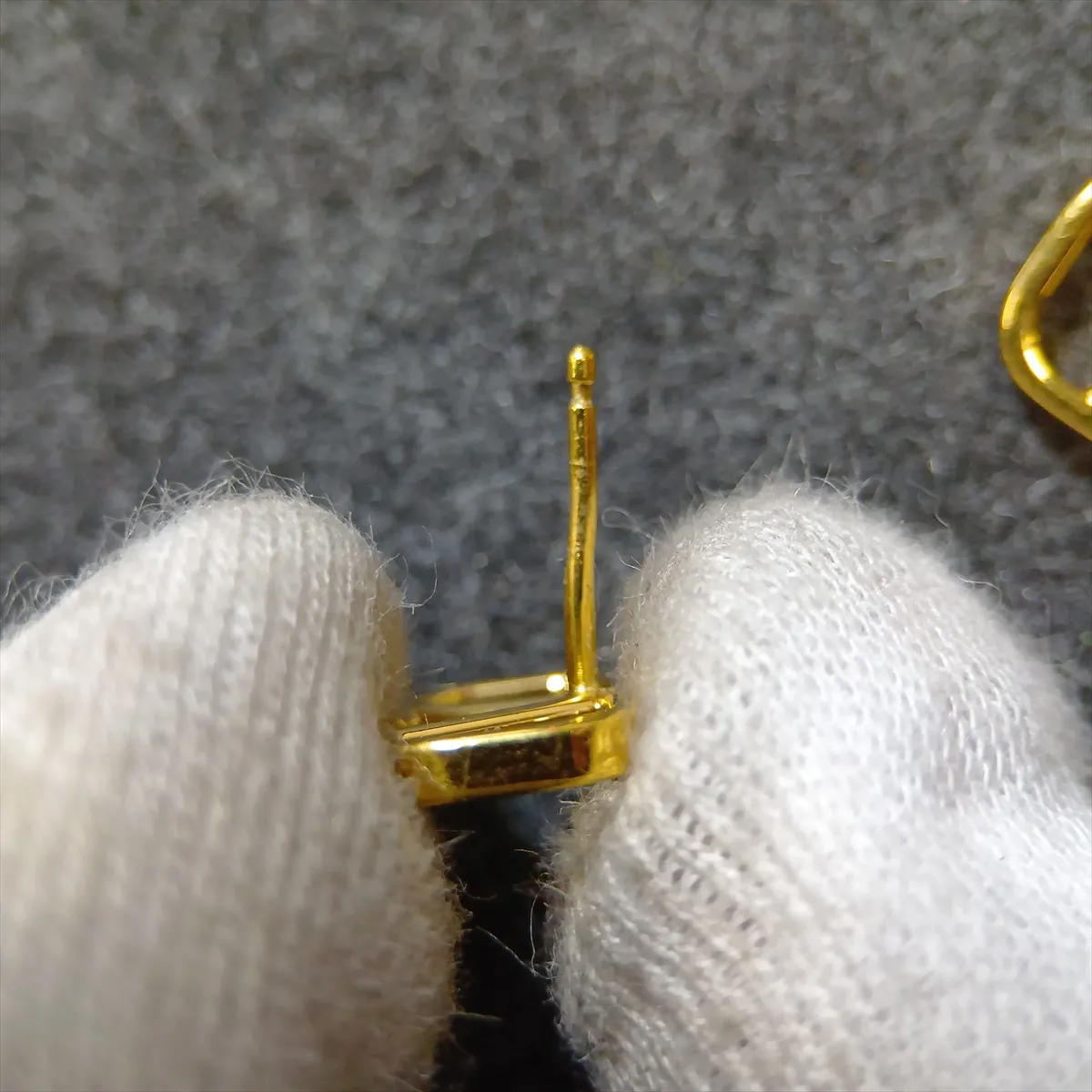 V logo earrings (for both ears), GP gold. — view 7