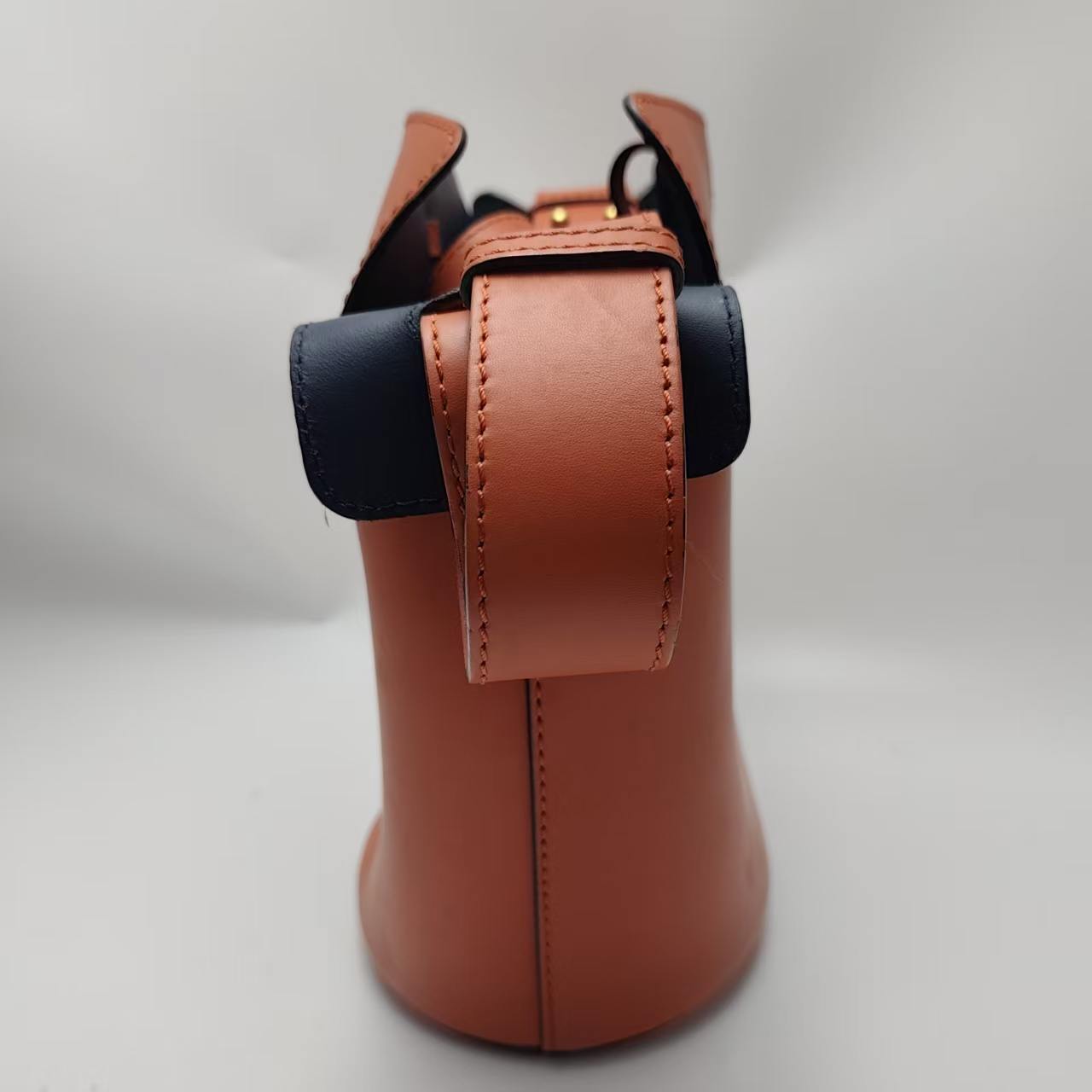 【*Shipped from: China*】BURBERRY Bucket Leather Shoulder Bag — view 5