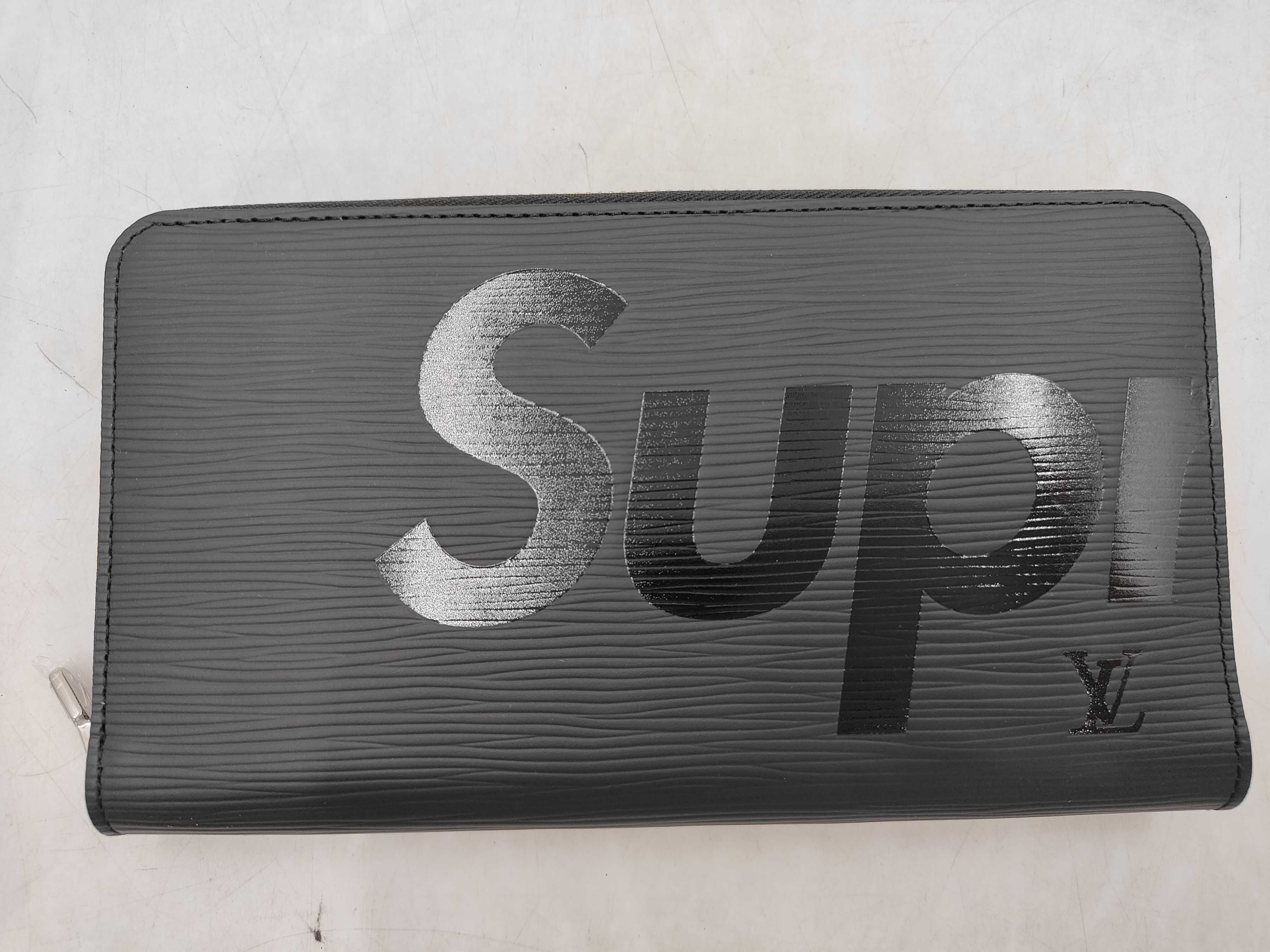 LV Supreme Zippy Organizer M67723 CA2107 Wallet