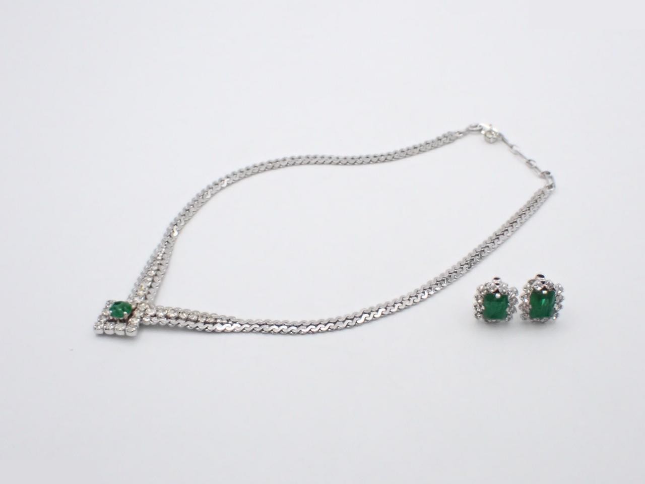 Green colored gemstone necklace and earrings, chain approximately 42cm.
