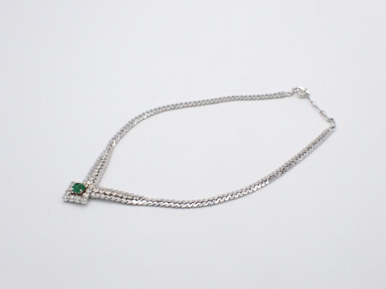 Green colored gemstone necklace and earrings, chain approximately 42cm. — view 2