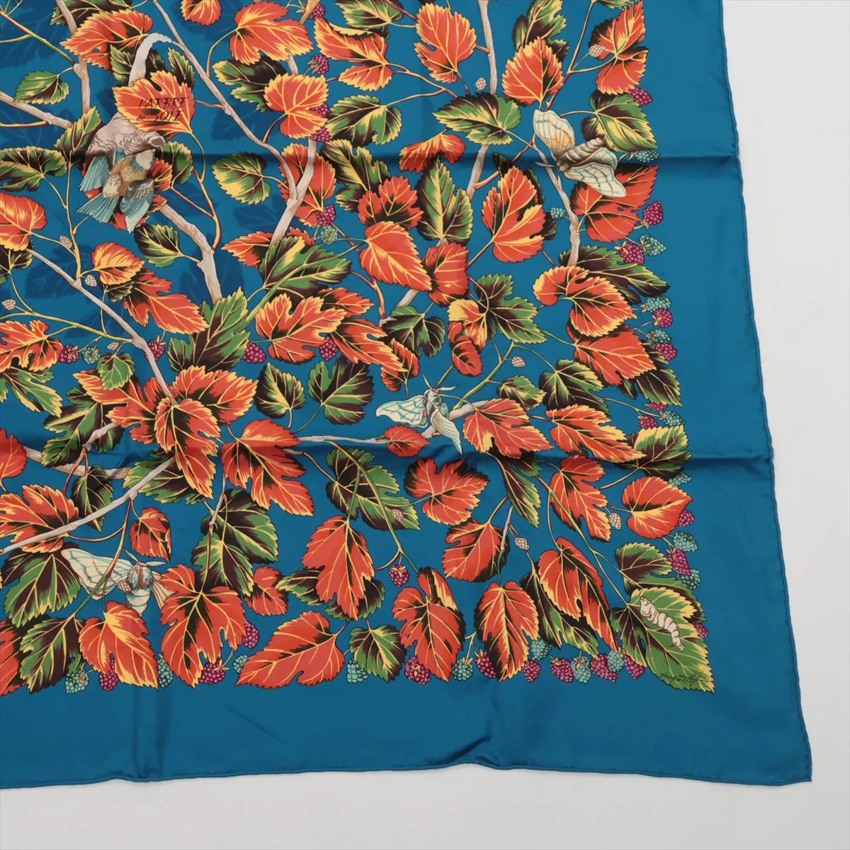 Carre 90 l'ARBRE de SOiE Silk tree Mulberry tree and silkworm Scarf Silk Blue — view 4