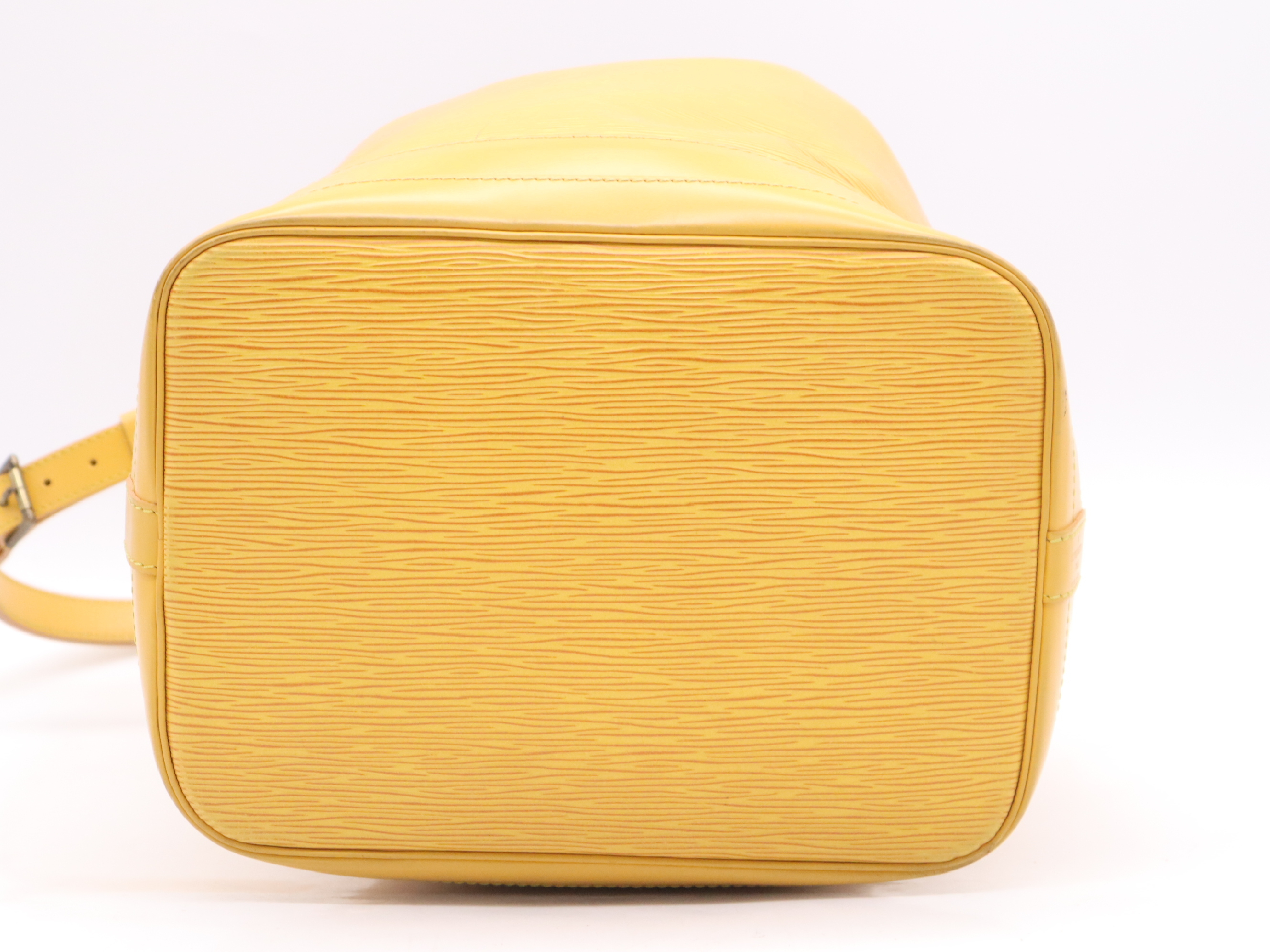 M44009 Epi Noe Tassili Yellow Shoulder Bag — view 4