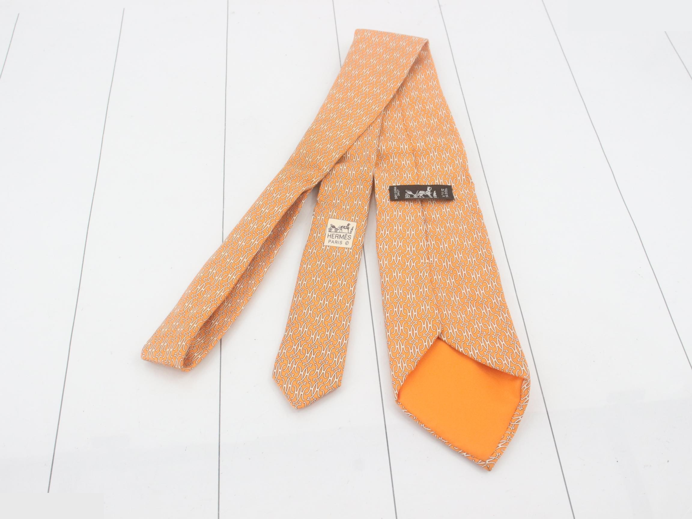 tie — view 2