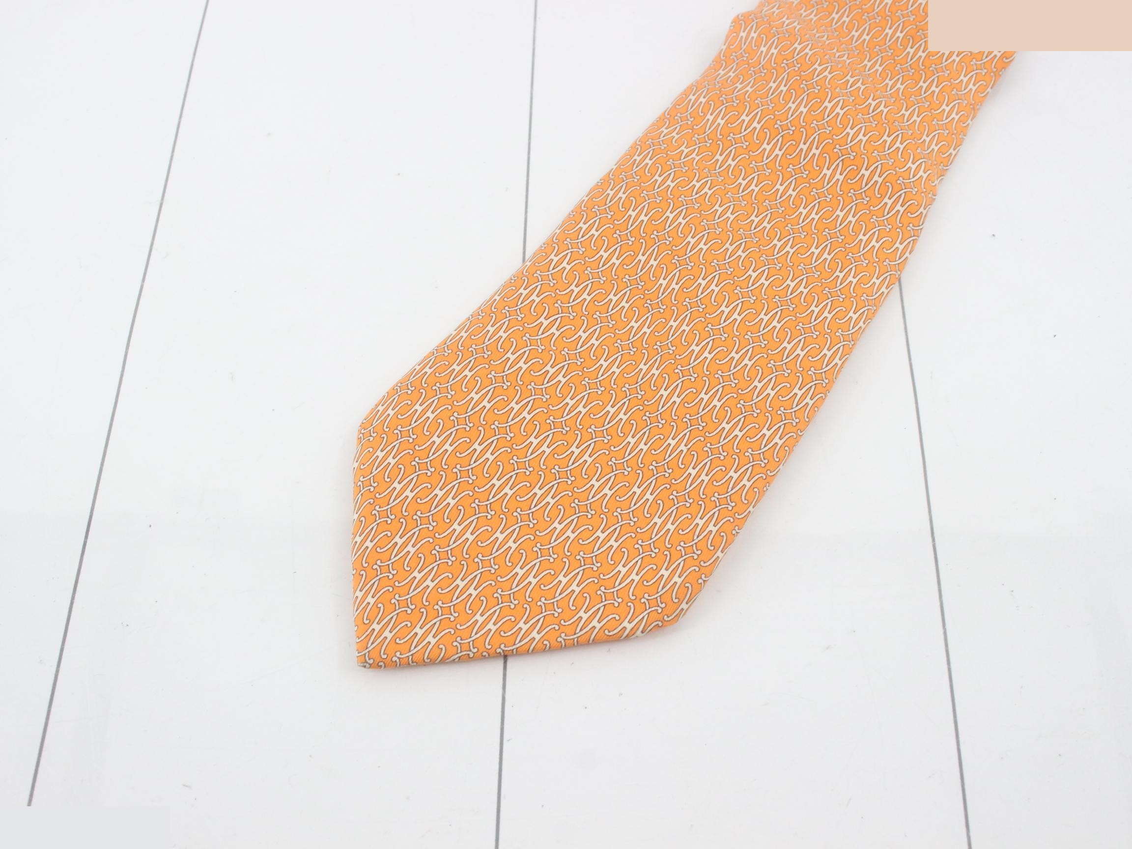 tie — view 3