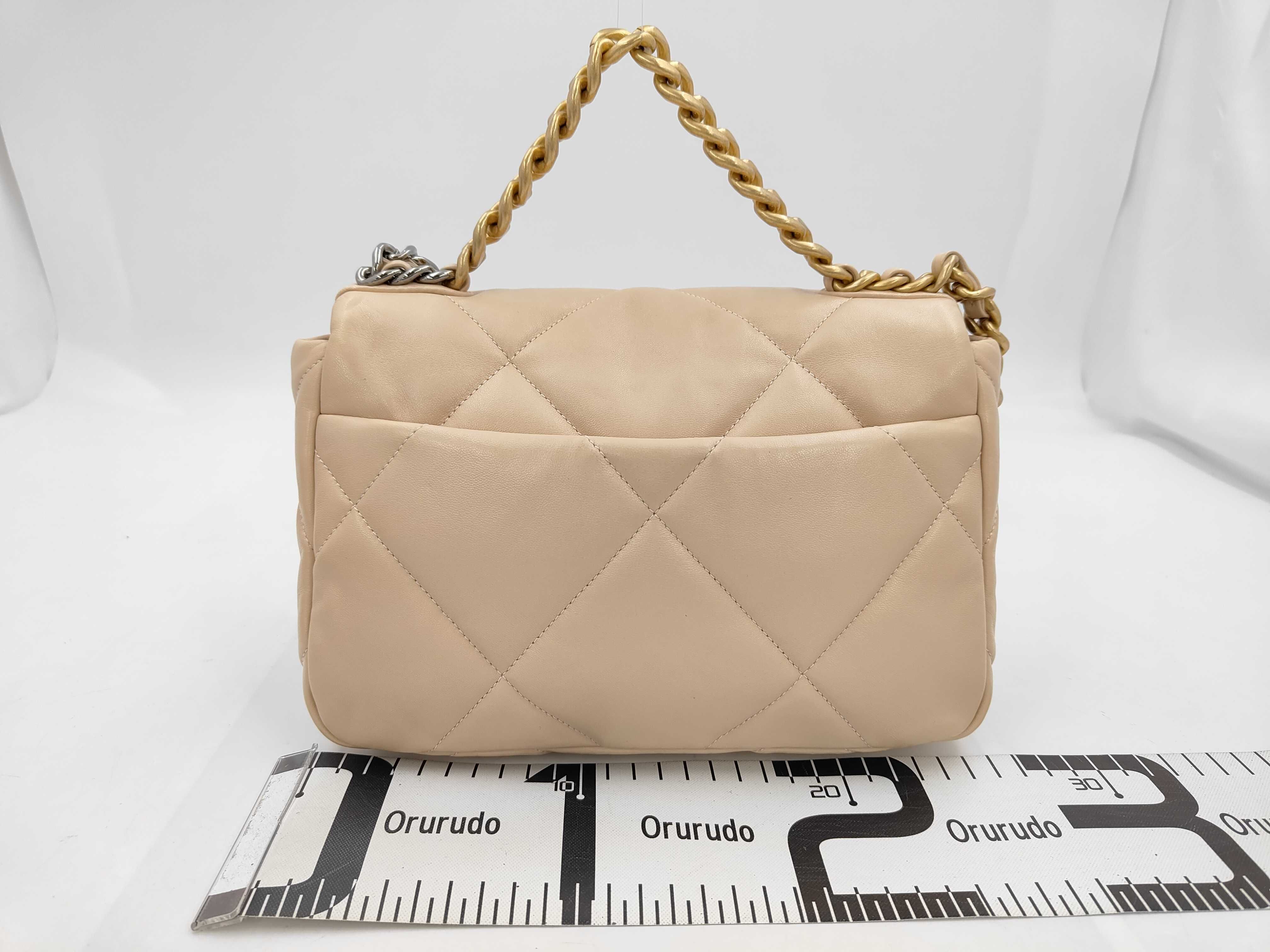19 Matelassé Chain Shoulder Bag Lambskin Beige Gold Hardware Shoulder Bag — view 2