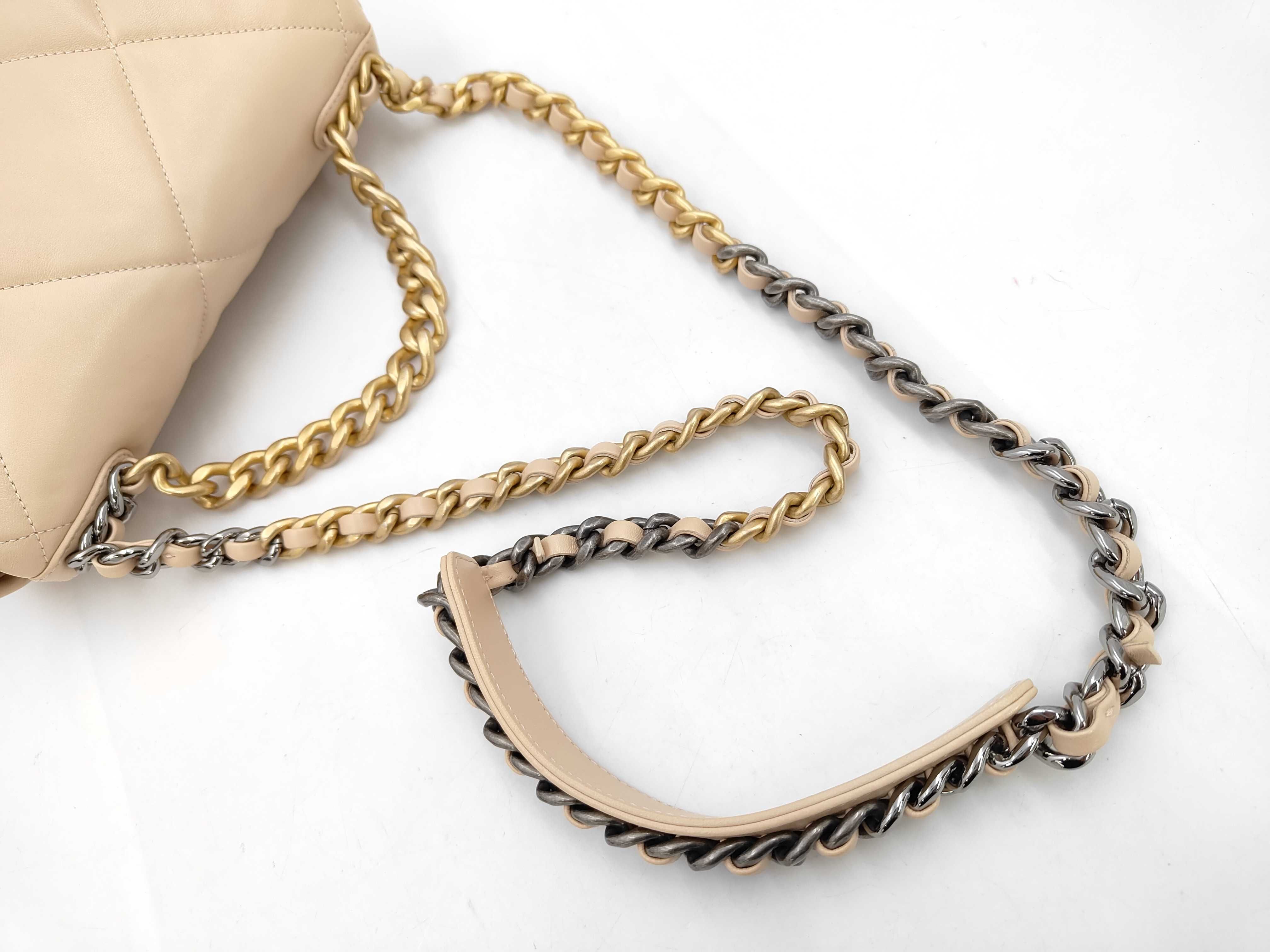 19 Matelassé Chain Shoulder Bag Lambskin Beige Gold Hardware Shoulder Bag — view 4
