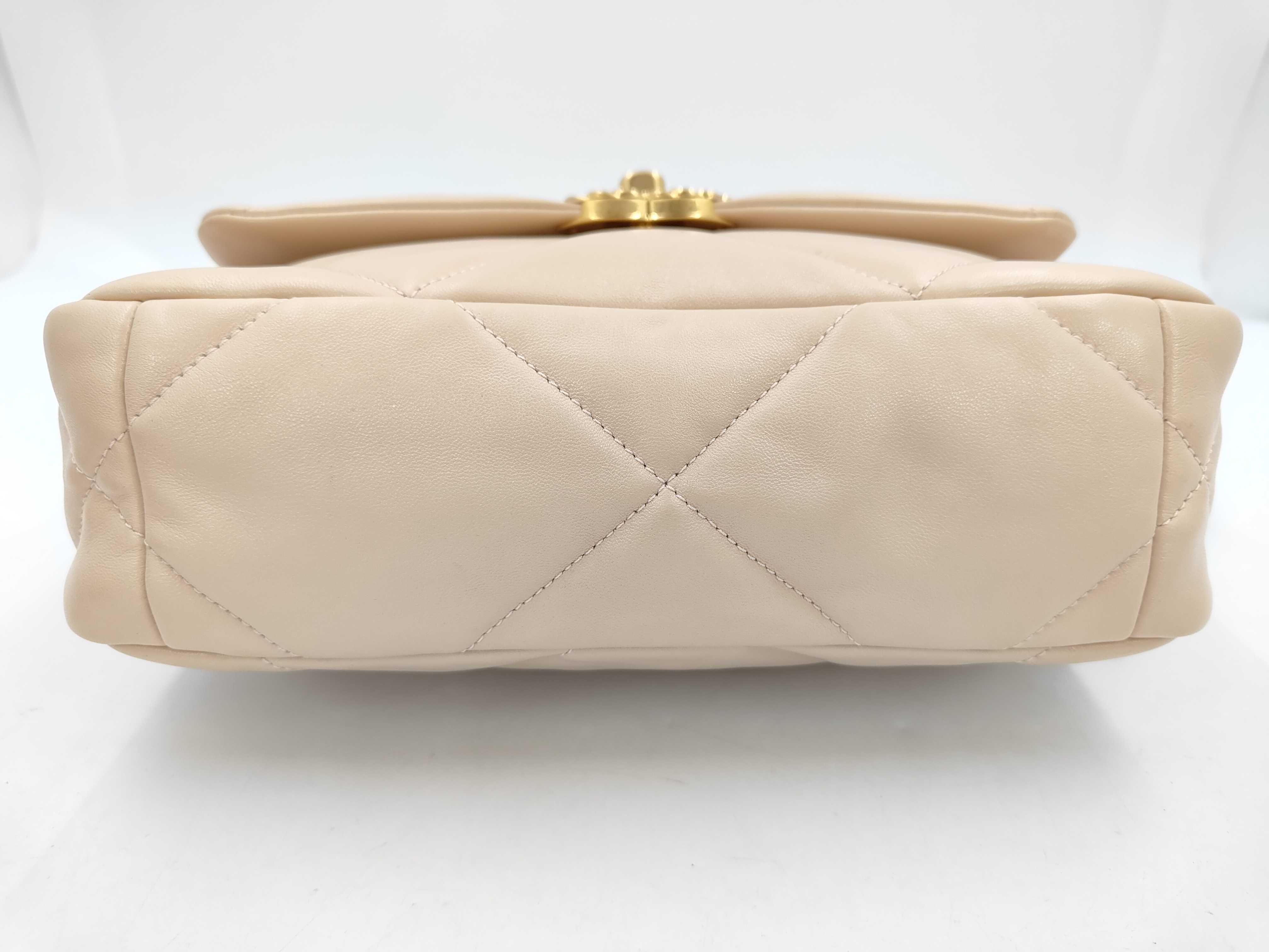 19 Matelassé Chain Shoulder Bag Lambskin Beige Gold Hardware Shoulder Bag — view 7