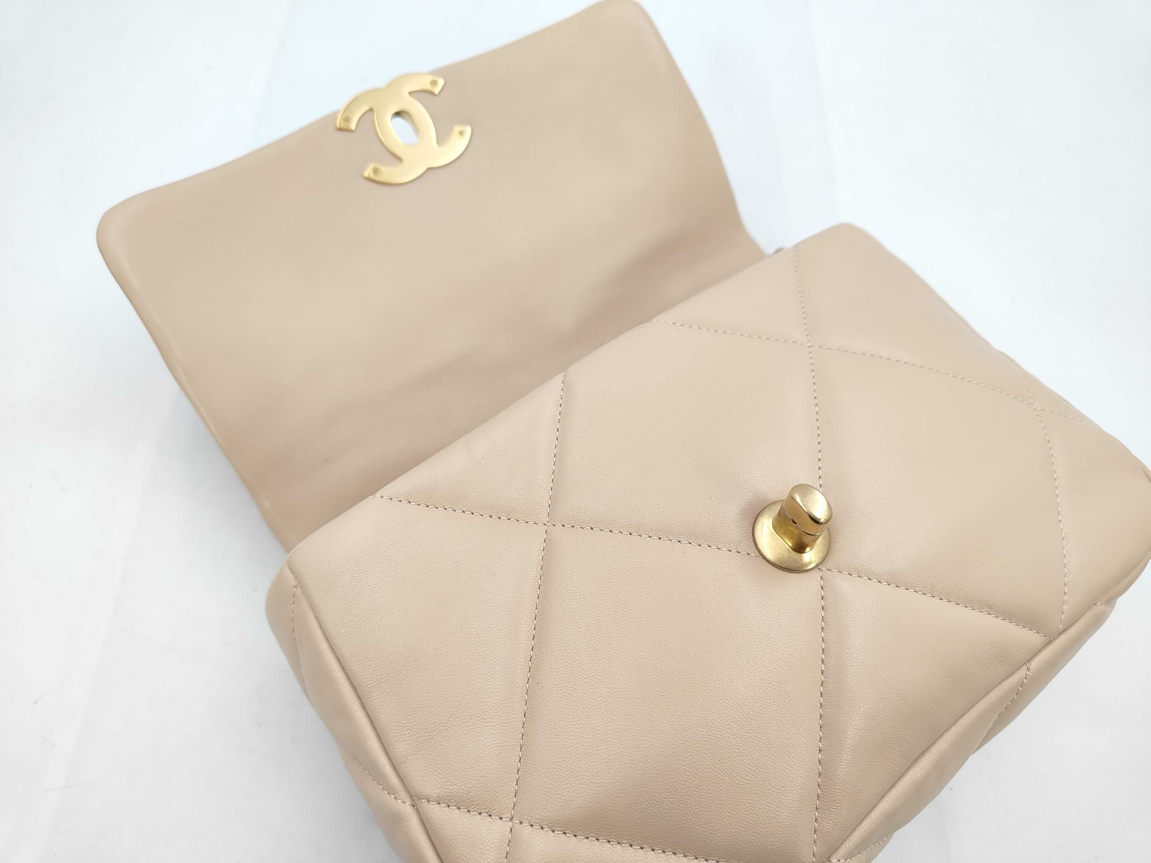 19 Matelassé Chain Shoulder Bag Lambskin Beige Gold Hardware Shoulder Bag — view 8