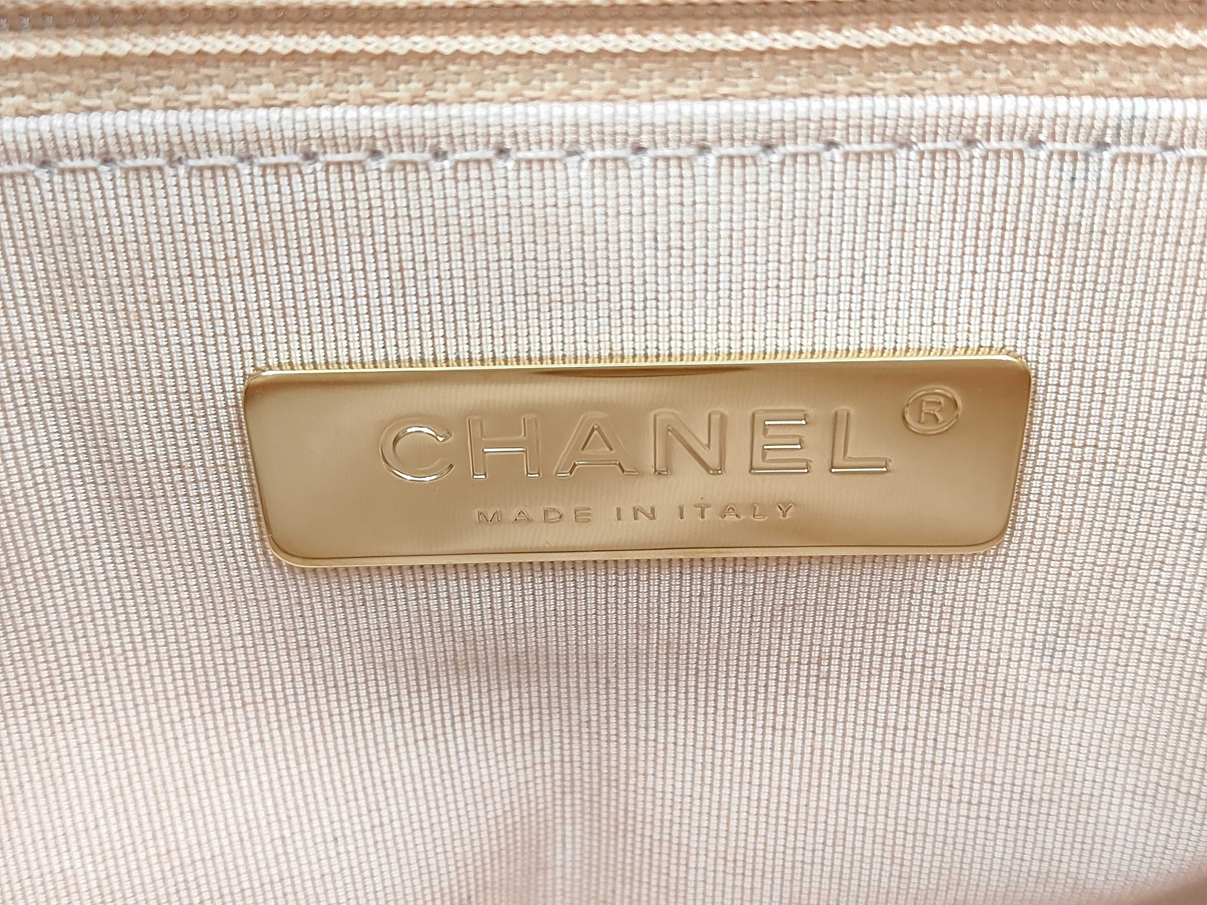 19 Matelassé Chain Shoulder Bag Lambskin Beige Gold Hardware Shoulder Bag — view 10