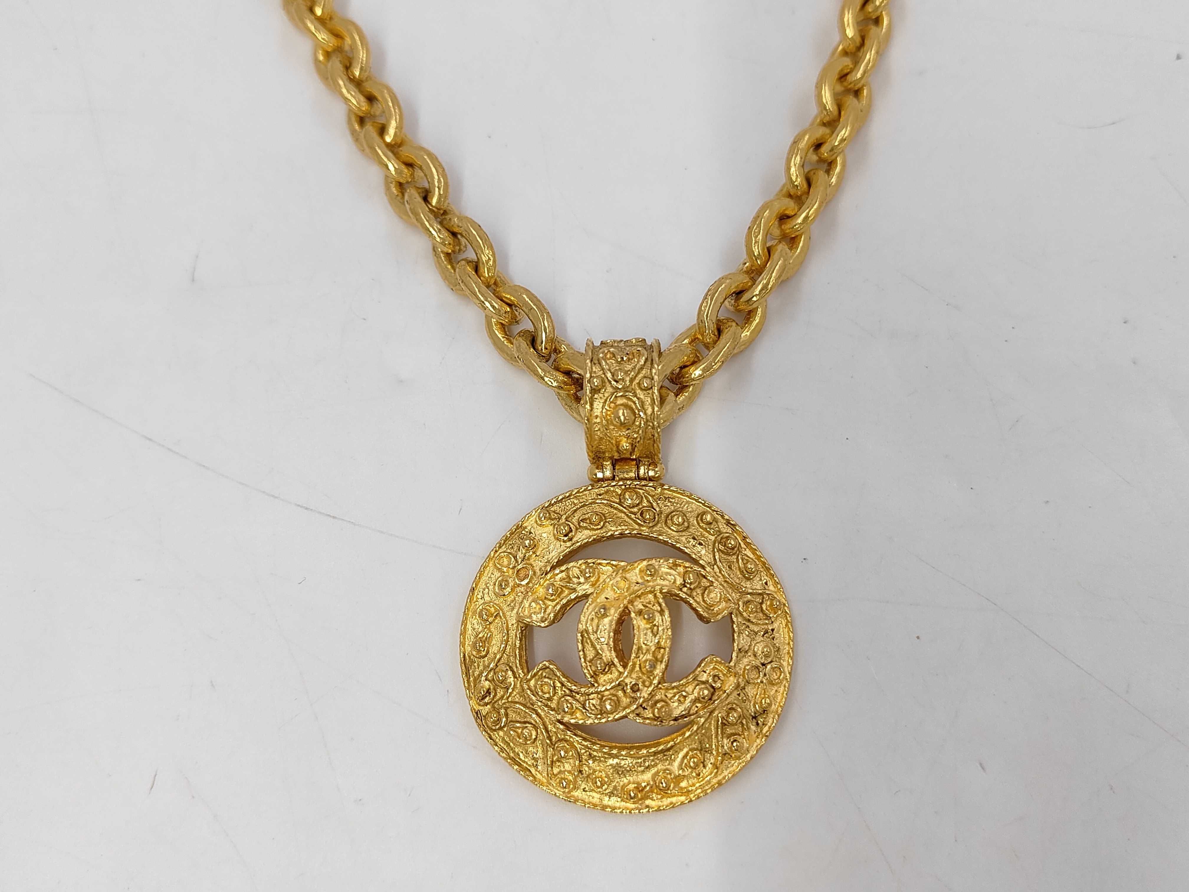 Vintage Coco Mark Round Pendant 94A Necklace