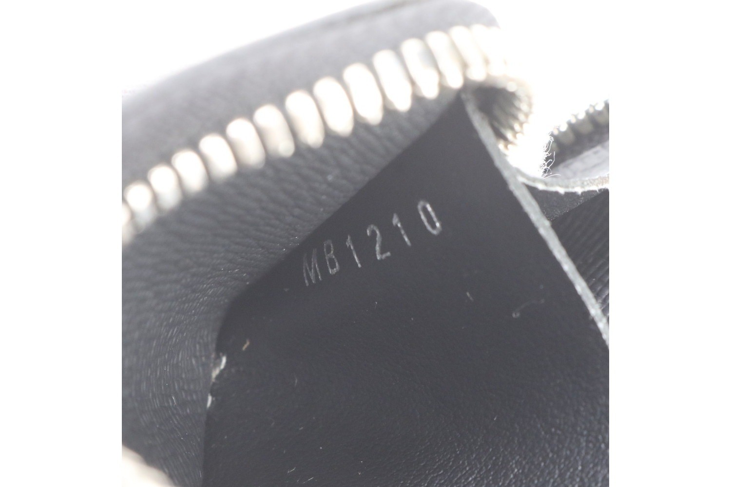 Taiga Portemonnaie Jour M63375 Leather Coin Case — view 8