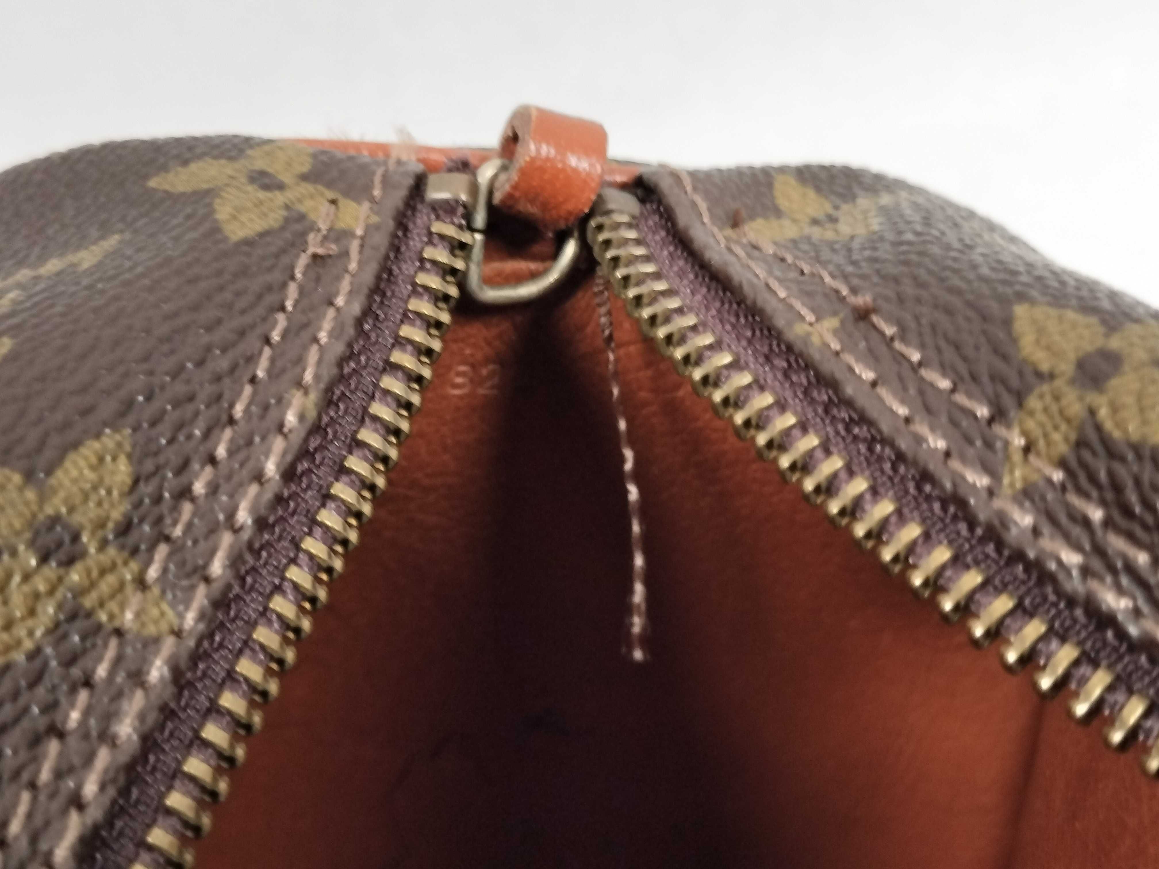 Monogram LV Vuitton Papillon 822 Handbag — view 9