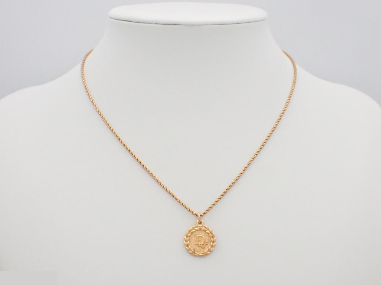 Precious metal necklaces and pendants: Arabesque coin gold necklace — view 3