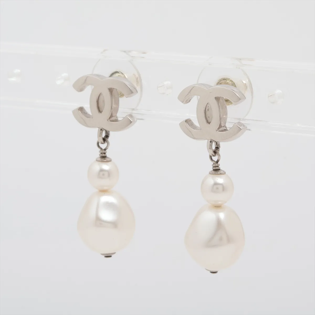Coco Mark F26S Earrings (Pair) Metal x Faux Pearl — view 3