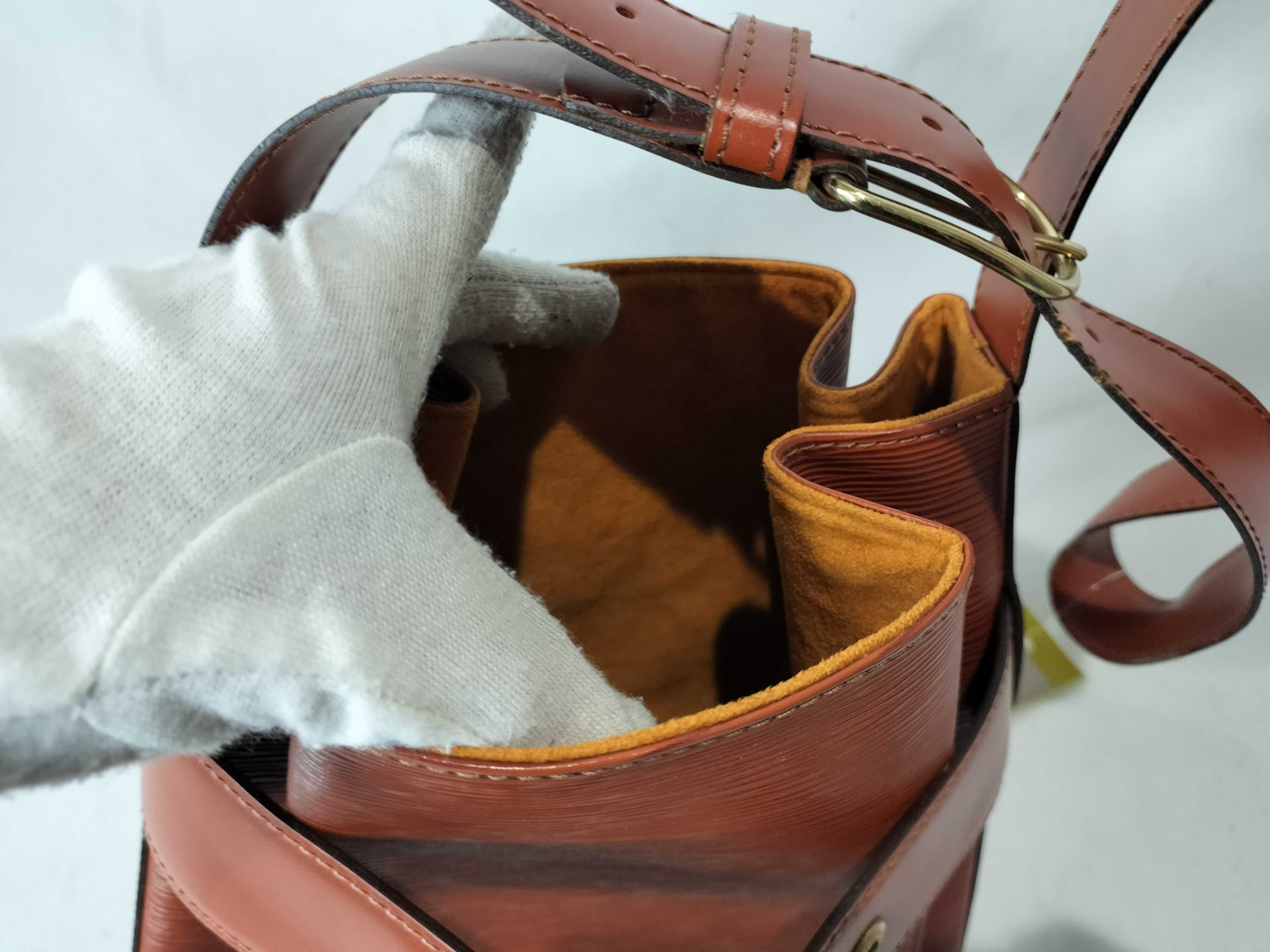 Epi Sac Depaule Shoulder Bag — view 9