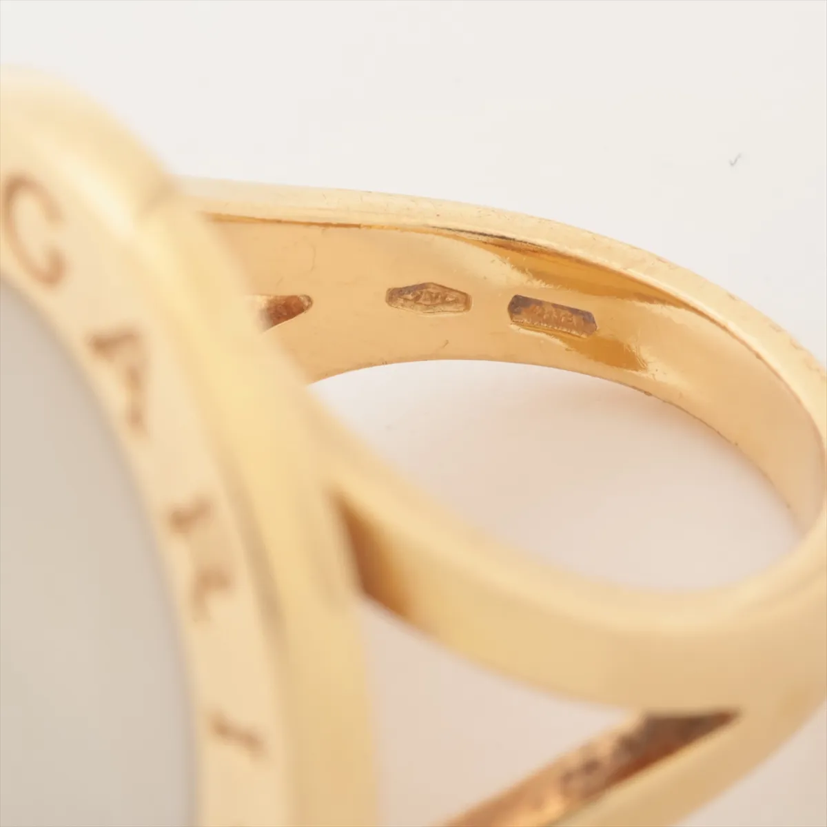 Shell Ring, 750 (YG), 15.7g. Features: dents in the metal, chipped shell, scratches. — view 4