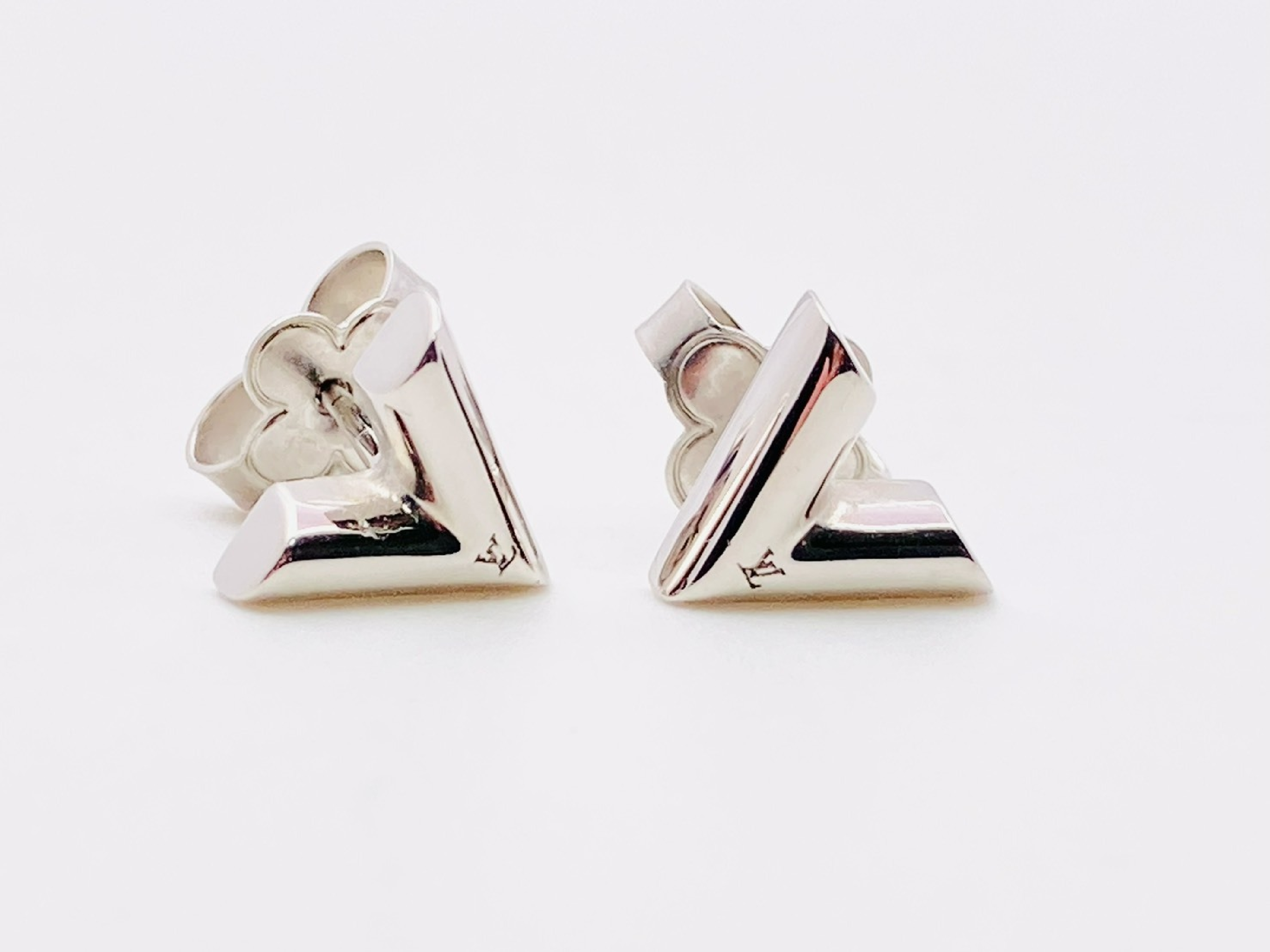 M63208 Essential V Earrings, Silver LE0250 Earrings — view 2